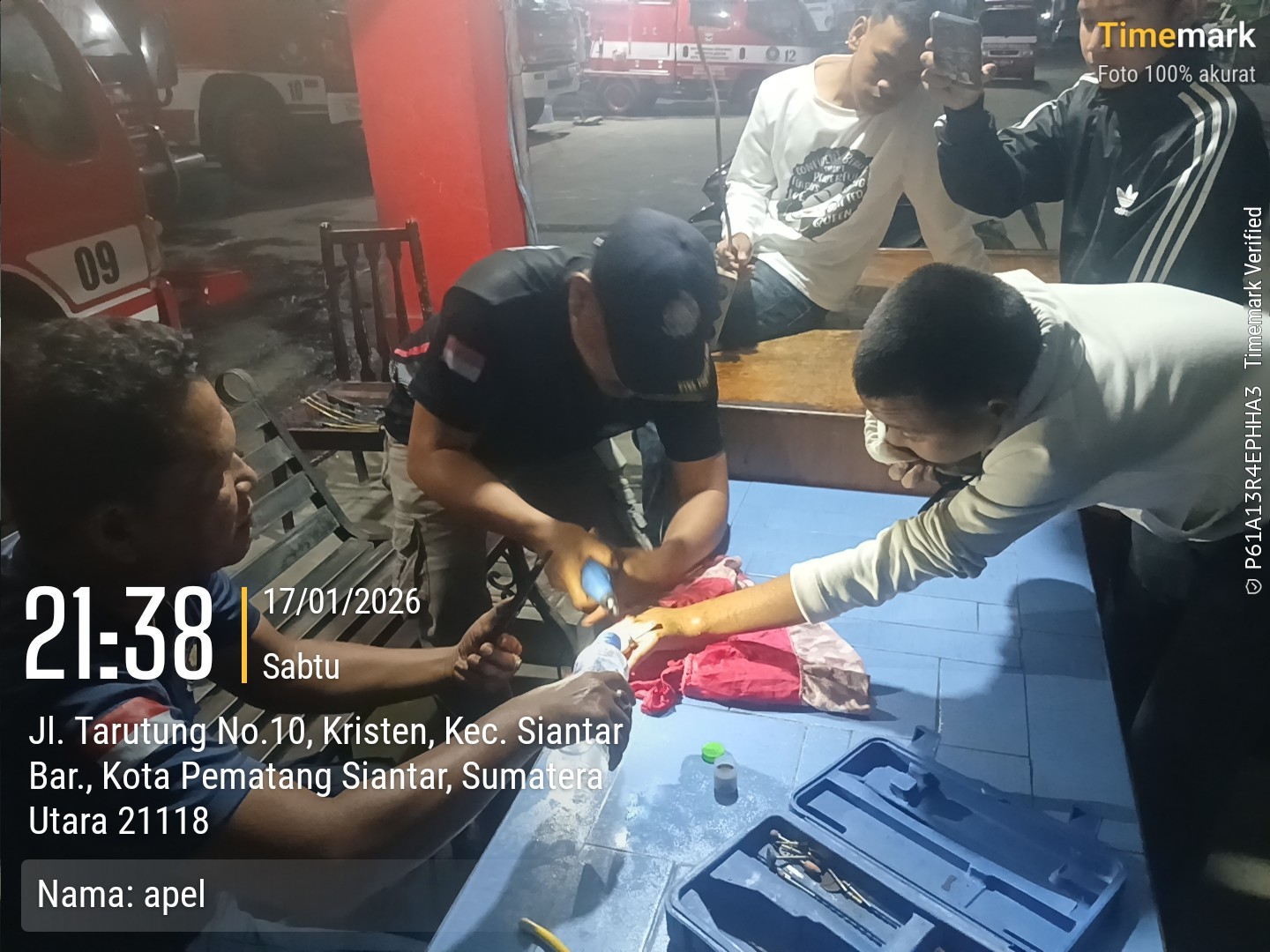 Personil Dinas Pemadam Kebakaran dan Penyelamatan berhasil melaksanakan pelepasan cincin dari jari s