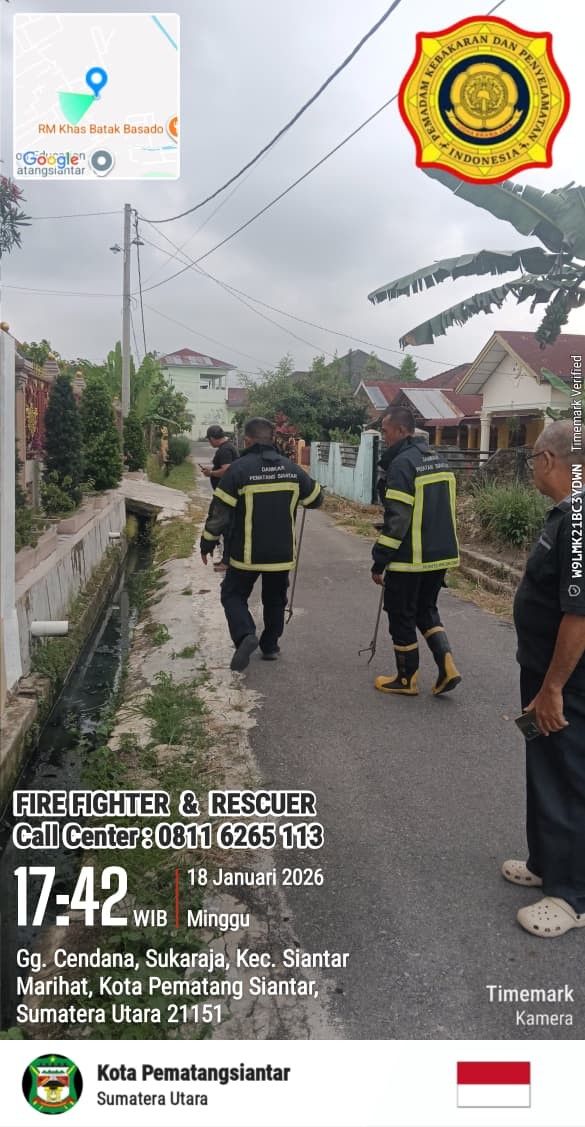 Personil Dinas Pemadam Kebakaran dan Penyelamatan menerima informasi adanya ular di rumah warga  