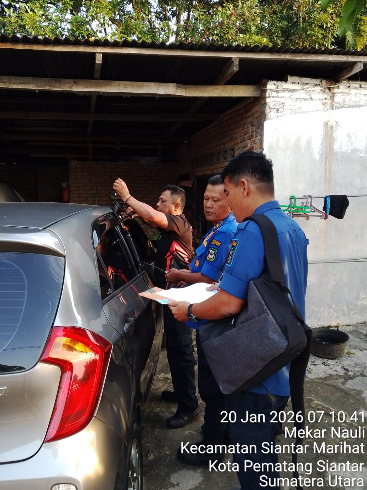 Personil Dinas Pemadam Kebakaran dan Penyelamatan berhasil mengevakuasi Kunci Mobil yang tertinggal 