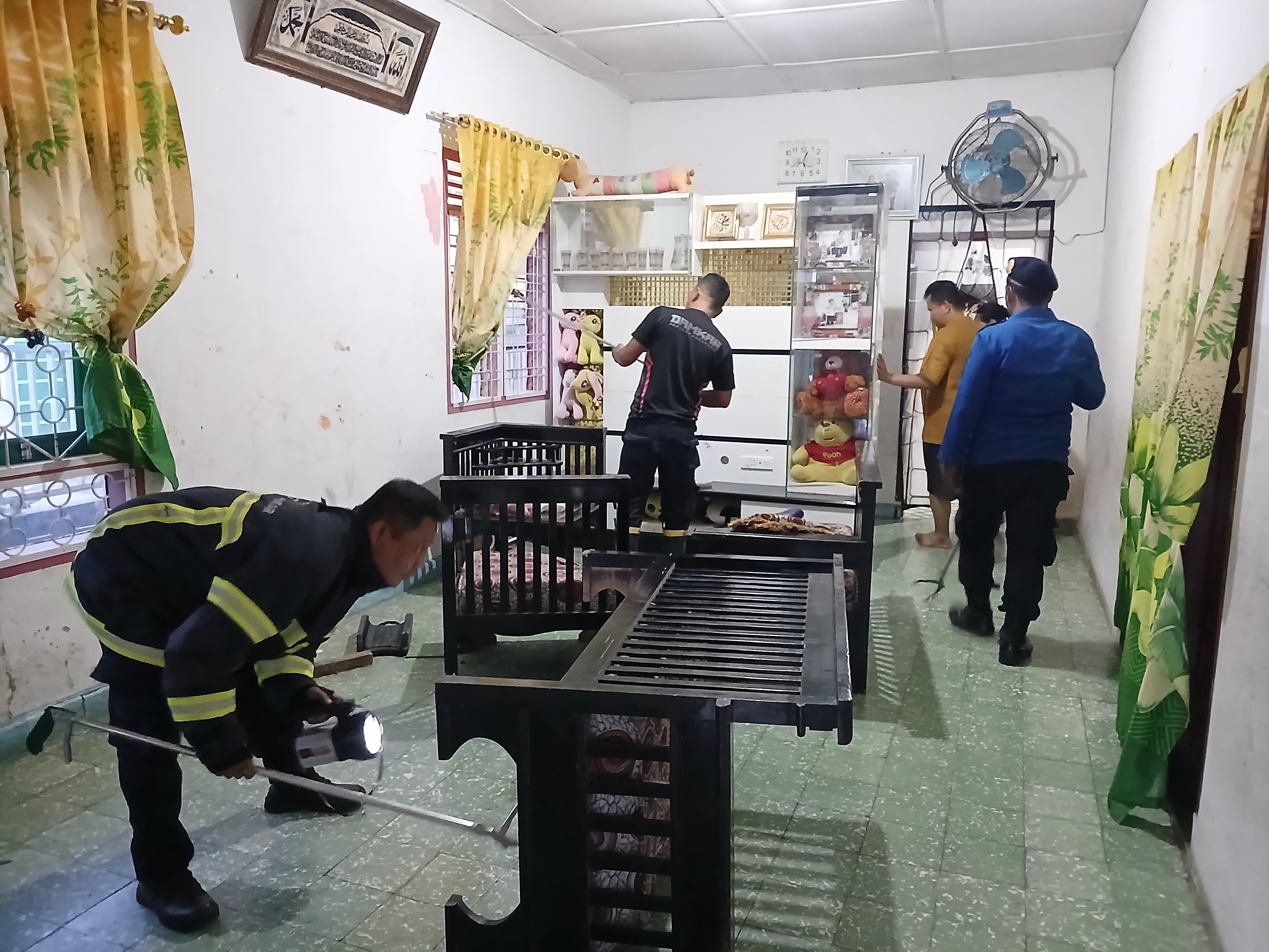 Personil Dinas Pemadam Kebakaran dan Penyelamatan menerima informasi adanya ular di rumah warga   Jl