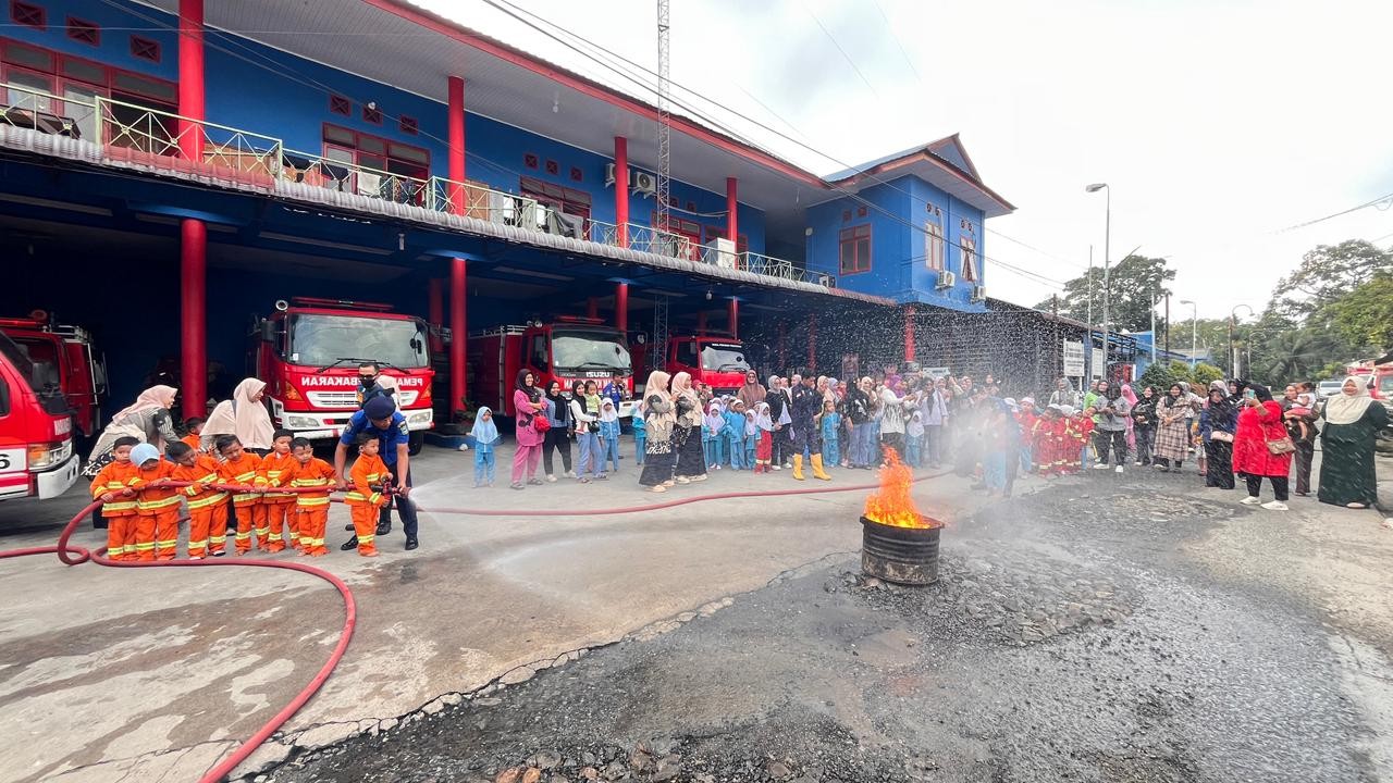 Personil Dinas Pemadam Kebakaran dan Penyelamatan melaksanakan Edukasi dan Pengenalan Profesi Pemada
