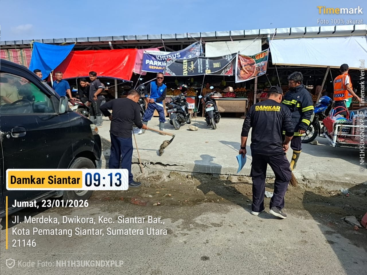 Bapak Herri Okstarizal, S.H., M.H. beserta Jajaran melaksanakan pembersihan dan penyemprotan 