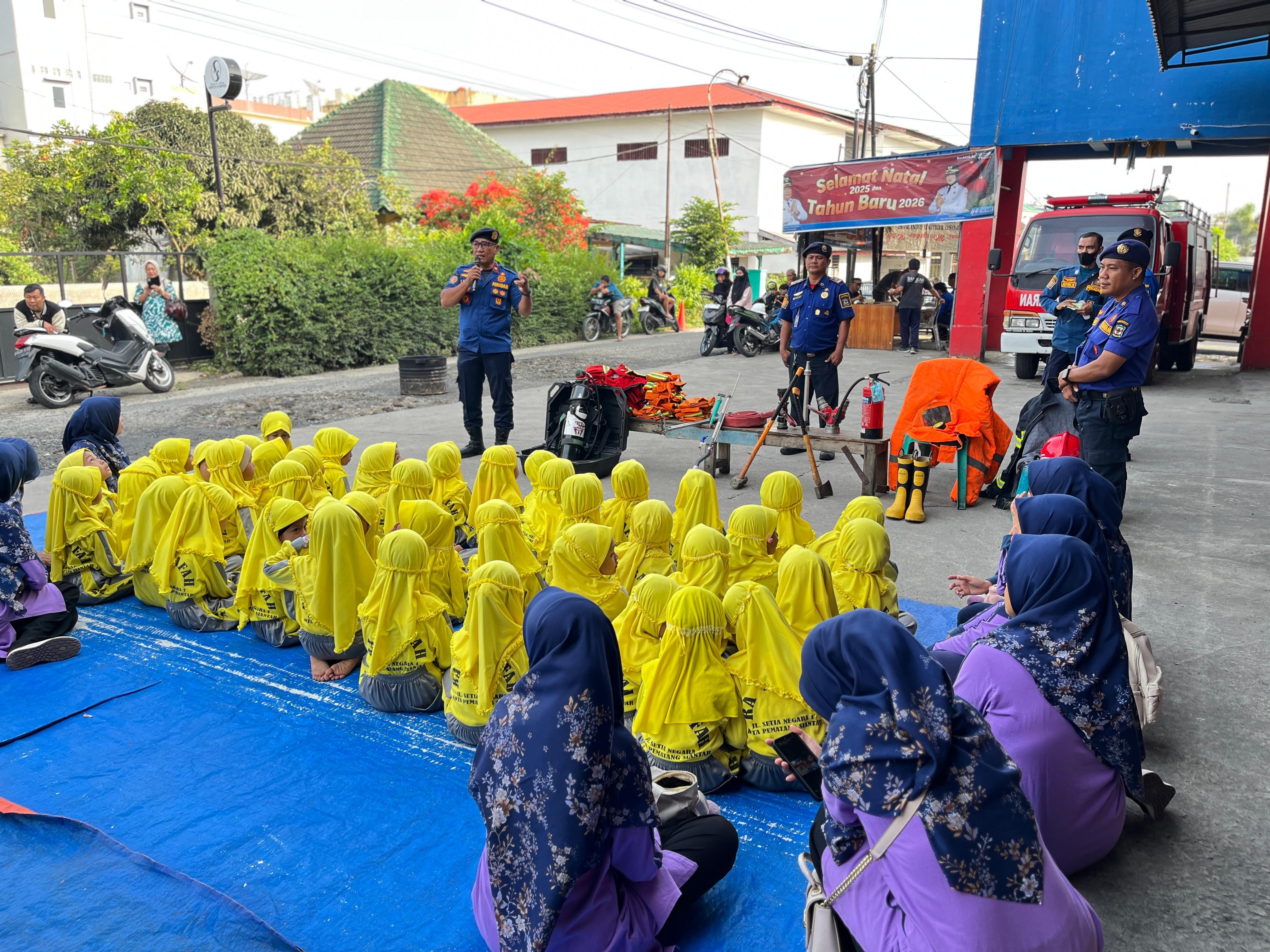 Edukasi dan Pengenalan Profesi Pemadam Kebakaran kepada TK RA-Arafah Kota Pematangsiantar.