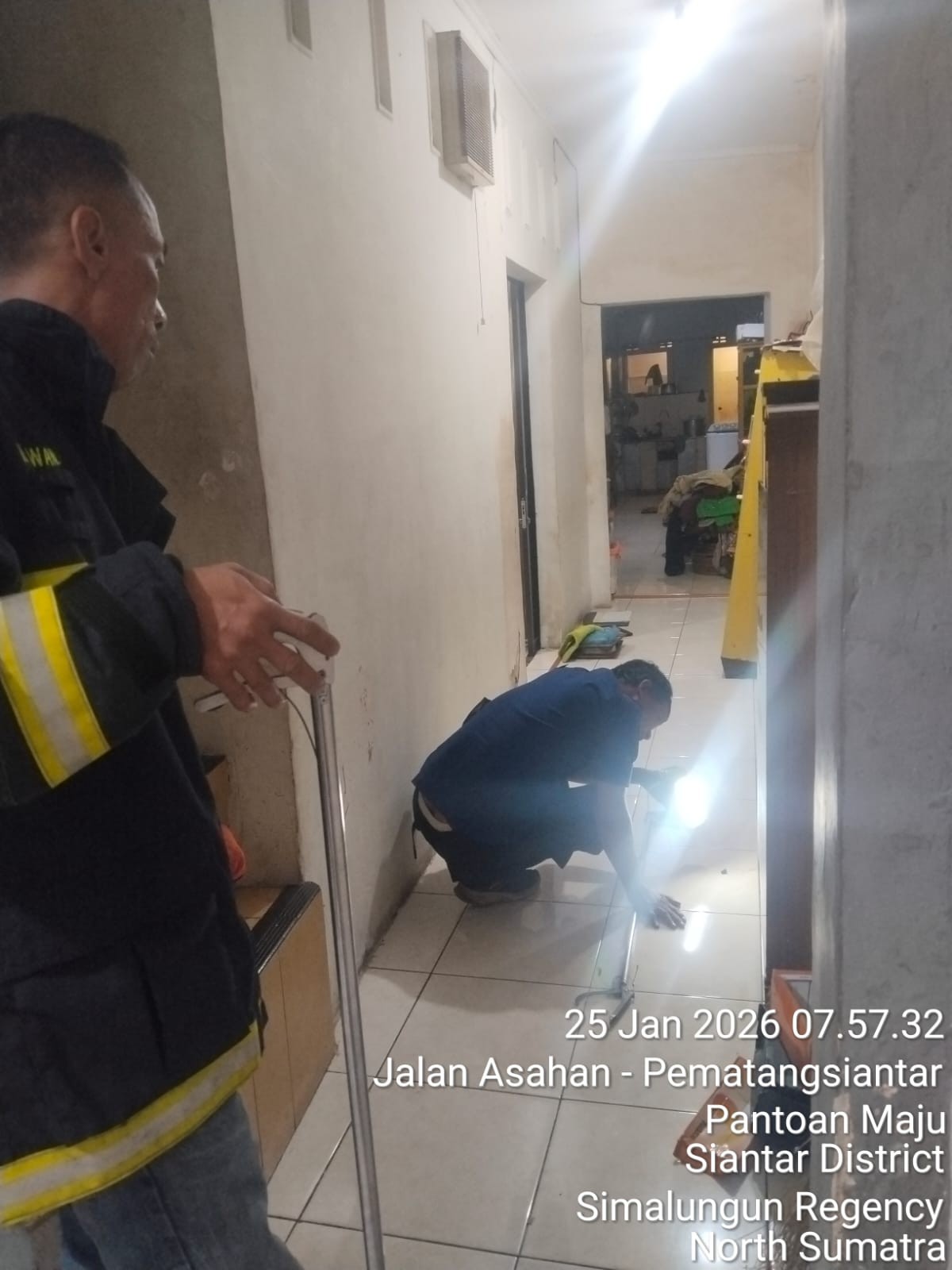 Personil Dinas Pemadam Kebakaran dan Penyelamatan menerima informasi adanya  ular di rumah warga  