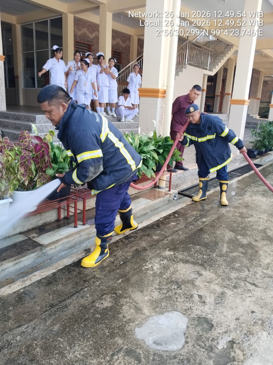 Personil Dinas Pemadam Kebakaran dan Penyelamatan melaksanakan penyemprotan parit yang tersumbat di 