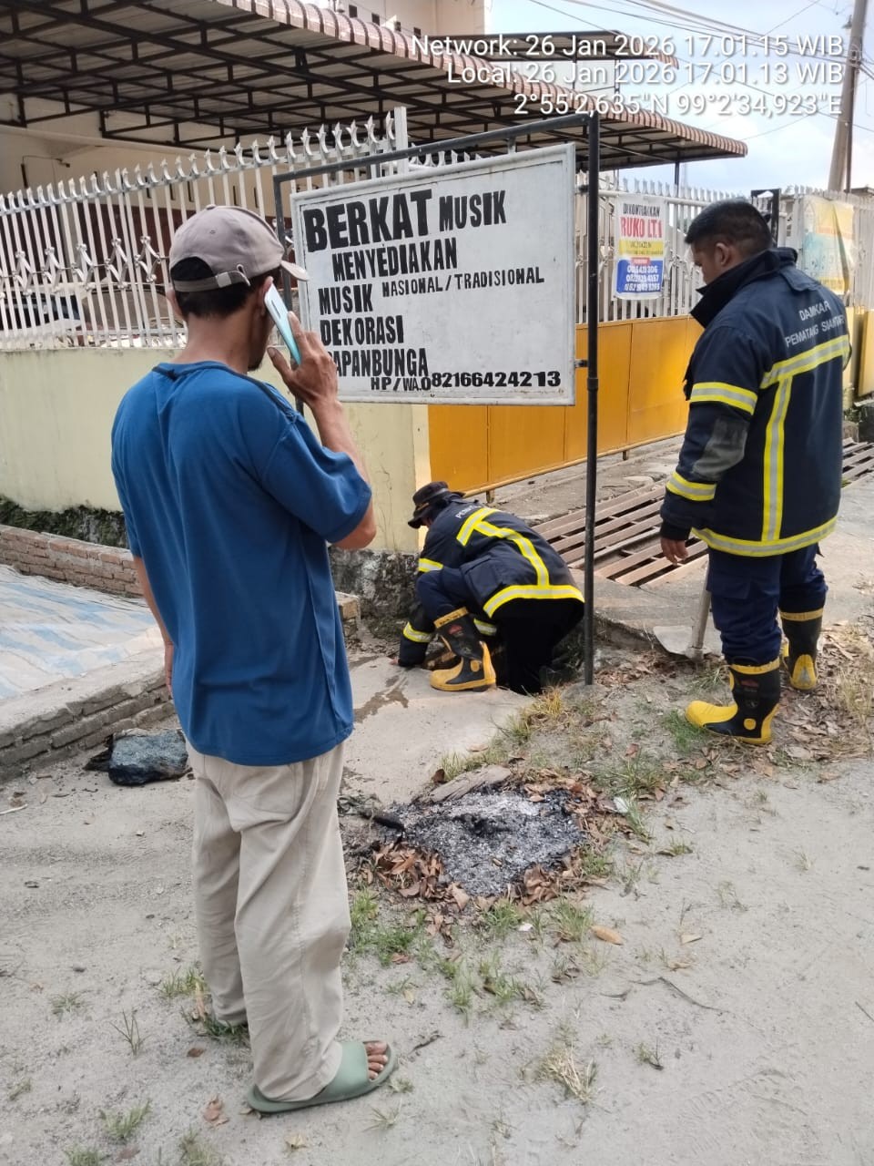 Personil Dinas Pemadam Kebakaran dan Penyelamatan melaksanakan penyemprotan parit yang tersumbat di 