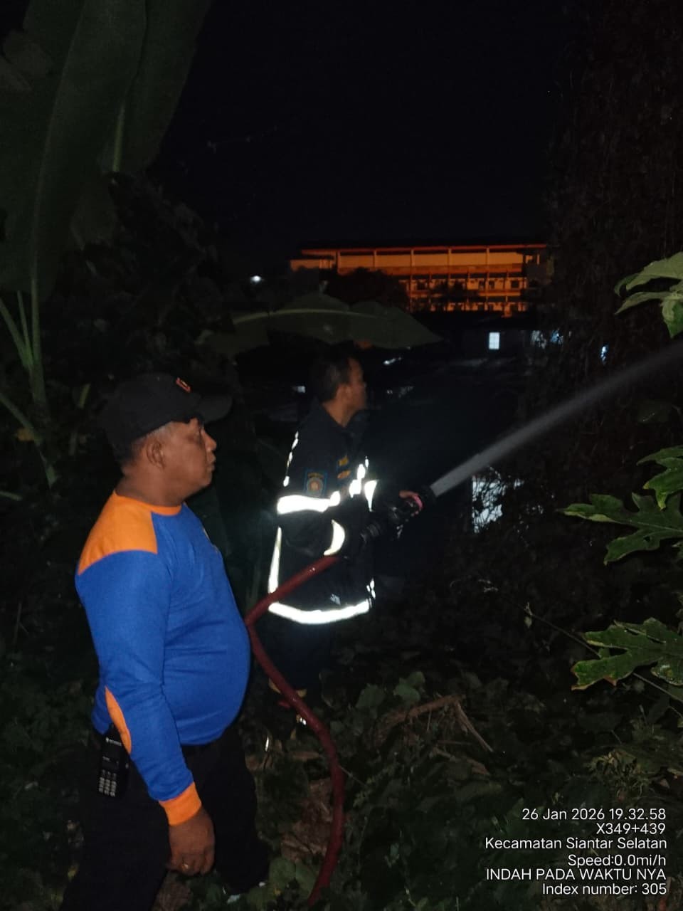 Personil Dinas Pemadam Kebakaran dan Penyelamatan melaksanakan Pemadaman Kebakaran Sebuah Pohon di  