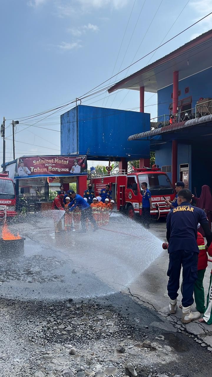 Edukasi dan Pengenalan Profesi Pemadam Kebakaran kepada  Kepada TK MIS MADANI Kota Pematangsiantar.