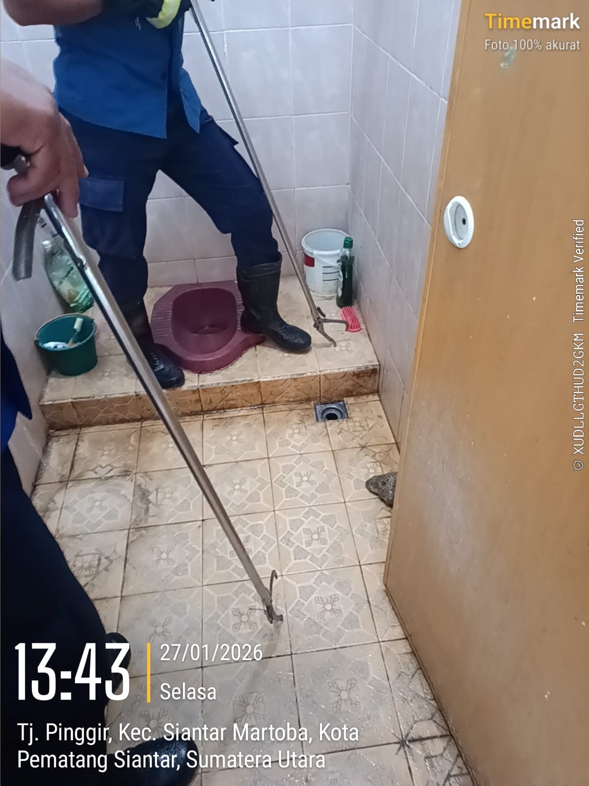 Personil Dinas Pemadam Kebakaran dan Penyelamatan menerima informasi adanya  ular di rumah warga  Ke