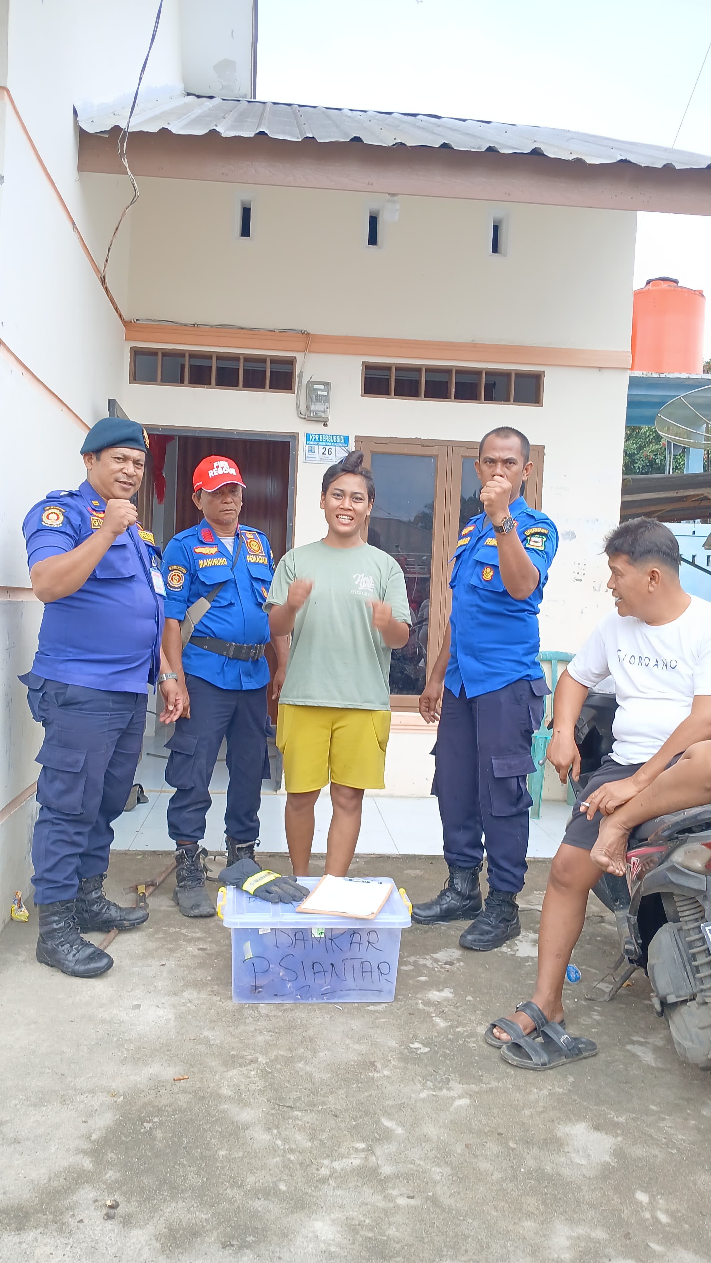 Personil Dinas Pemadam Kebakaran dan Penyelamatan berhasil mengevakuasi ular di rumah warga  