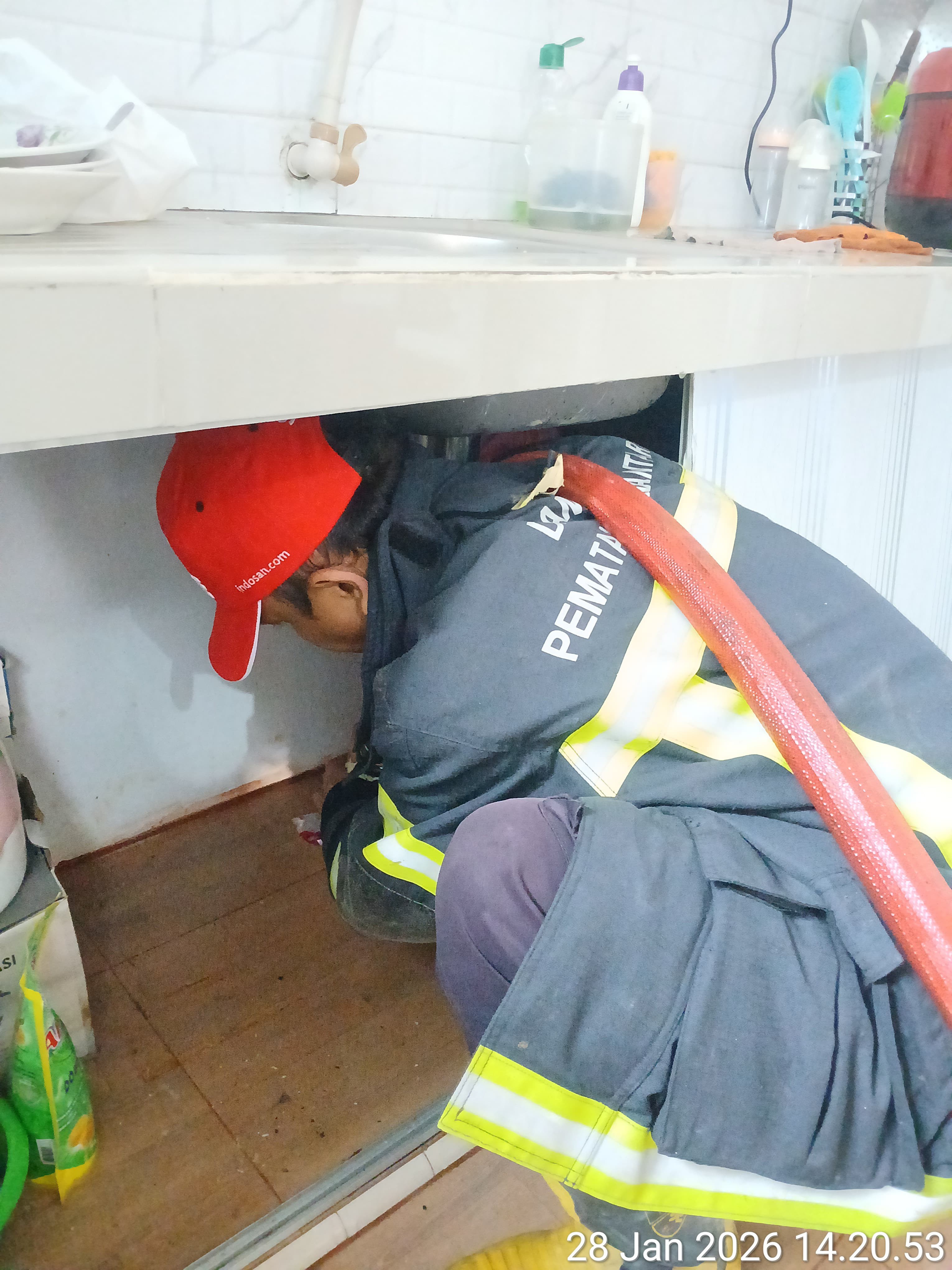 penyemprotan pipa saluran air yang tersumbat di rumah warga  Jl. Melanthon Siregar Gg PD Blok D