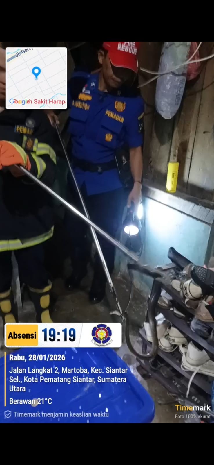 Personil Dinas Pemadam Kebakaran dan Penyelamatan berhasil mengevakuasi ular di rumah warga