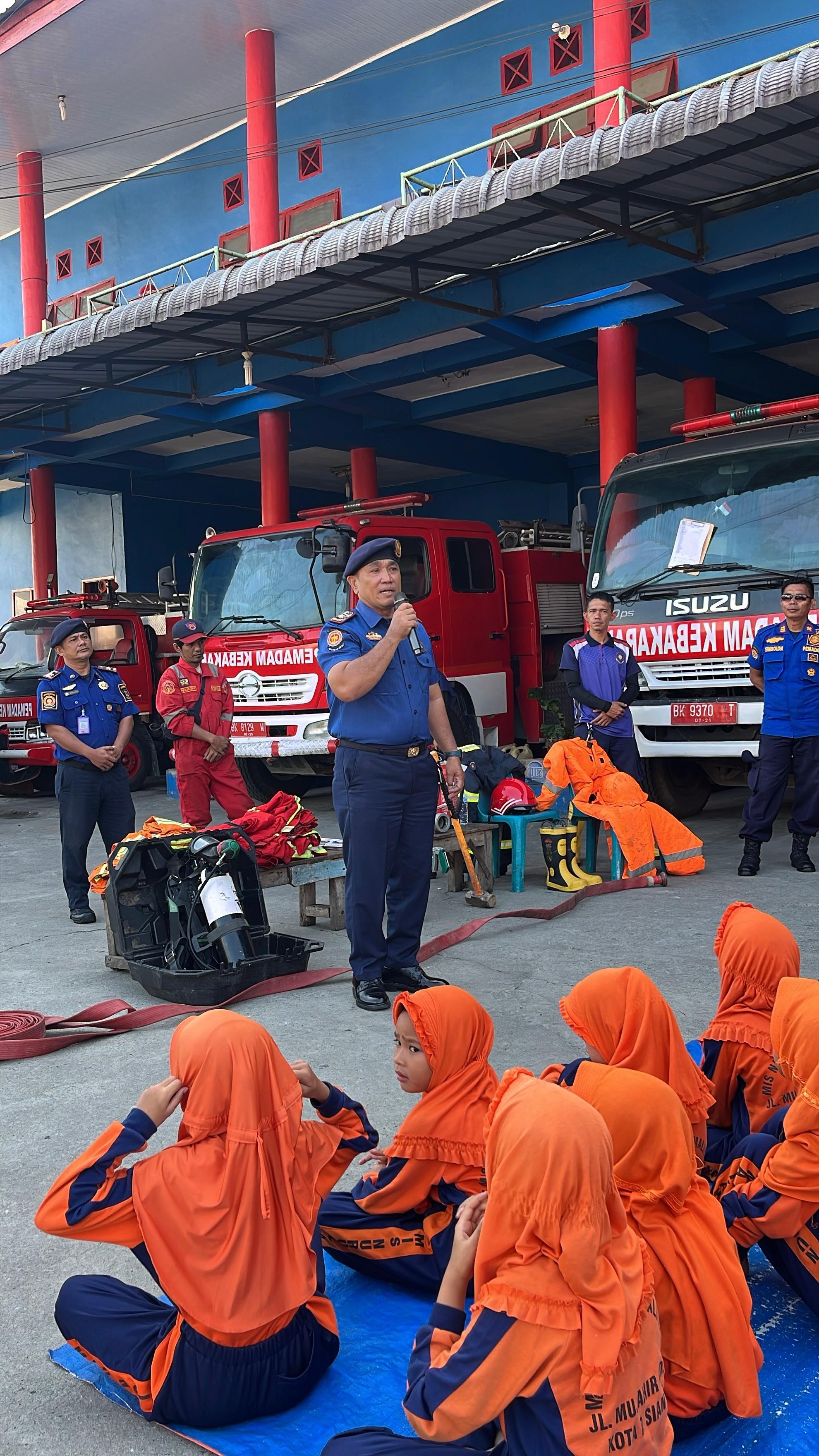 Edukasi dan Pengenalan Profesi Pemadam Kebakaran kepada  Kepada Sekolah MIS NURUL AMALIYAH 