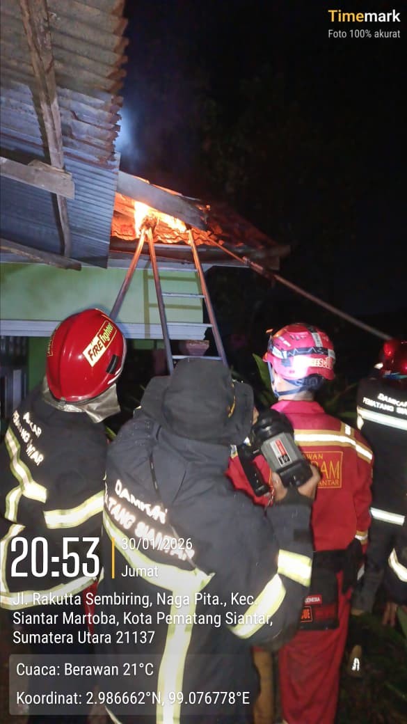 Evakuasi sarang tawon di rumah warga  Jl. Rakutta Sembiring Gg Tennis