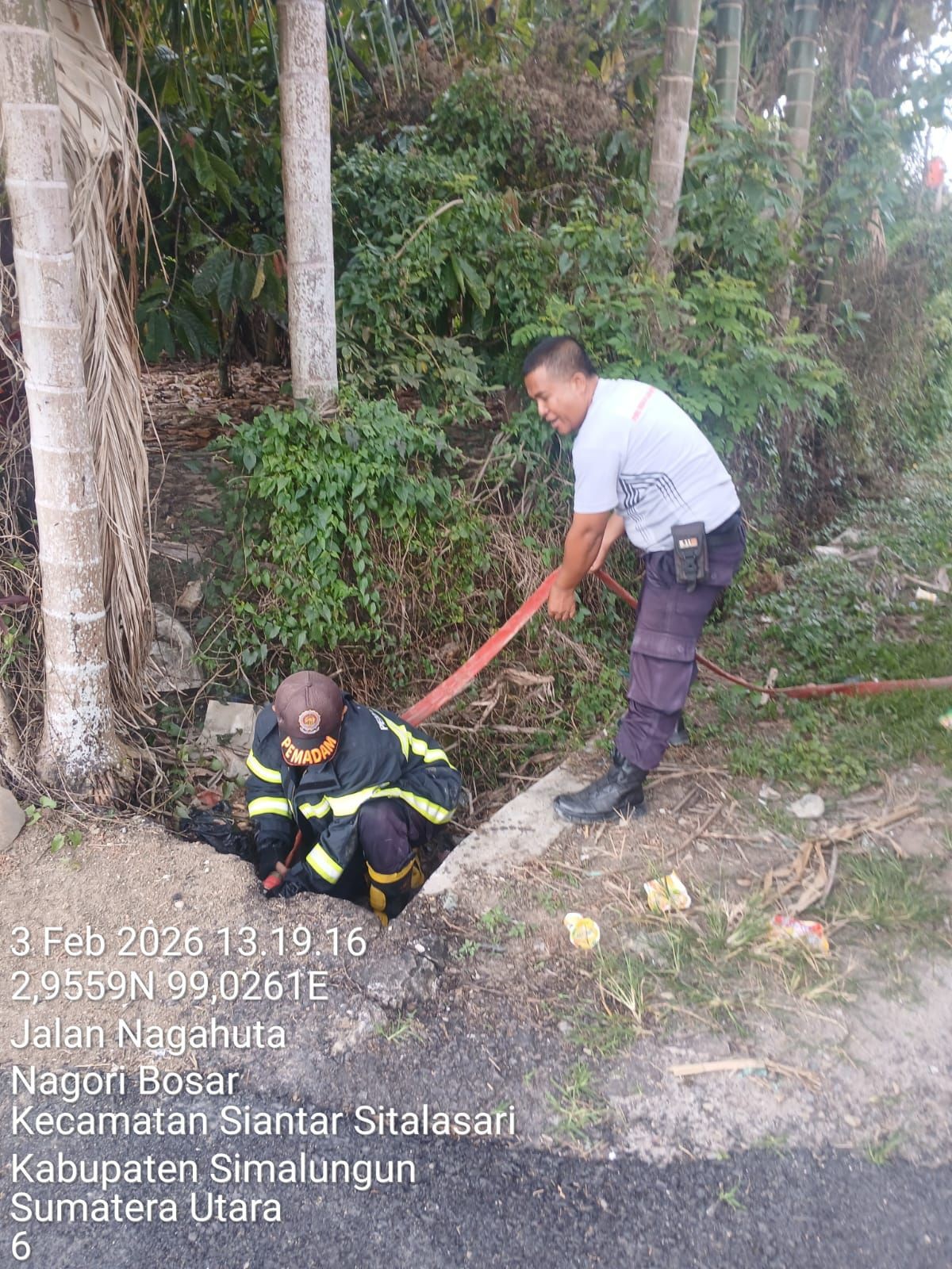 Personil Dinas Pemadam Kebakaran dan Penyelamatan melaksanakan penyemprotan parit sumbat di  Jl. Lap