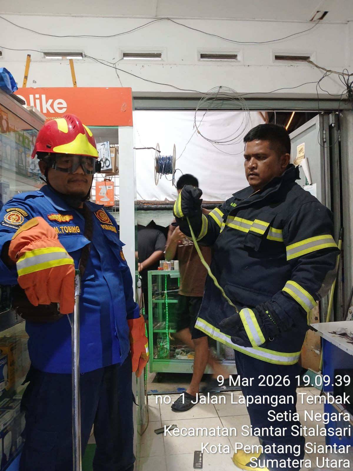 evakuasi seekor ular di rumah warga  Jl. Lapangan Tembak