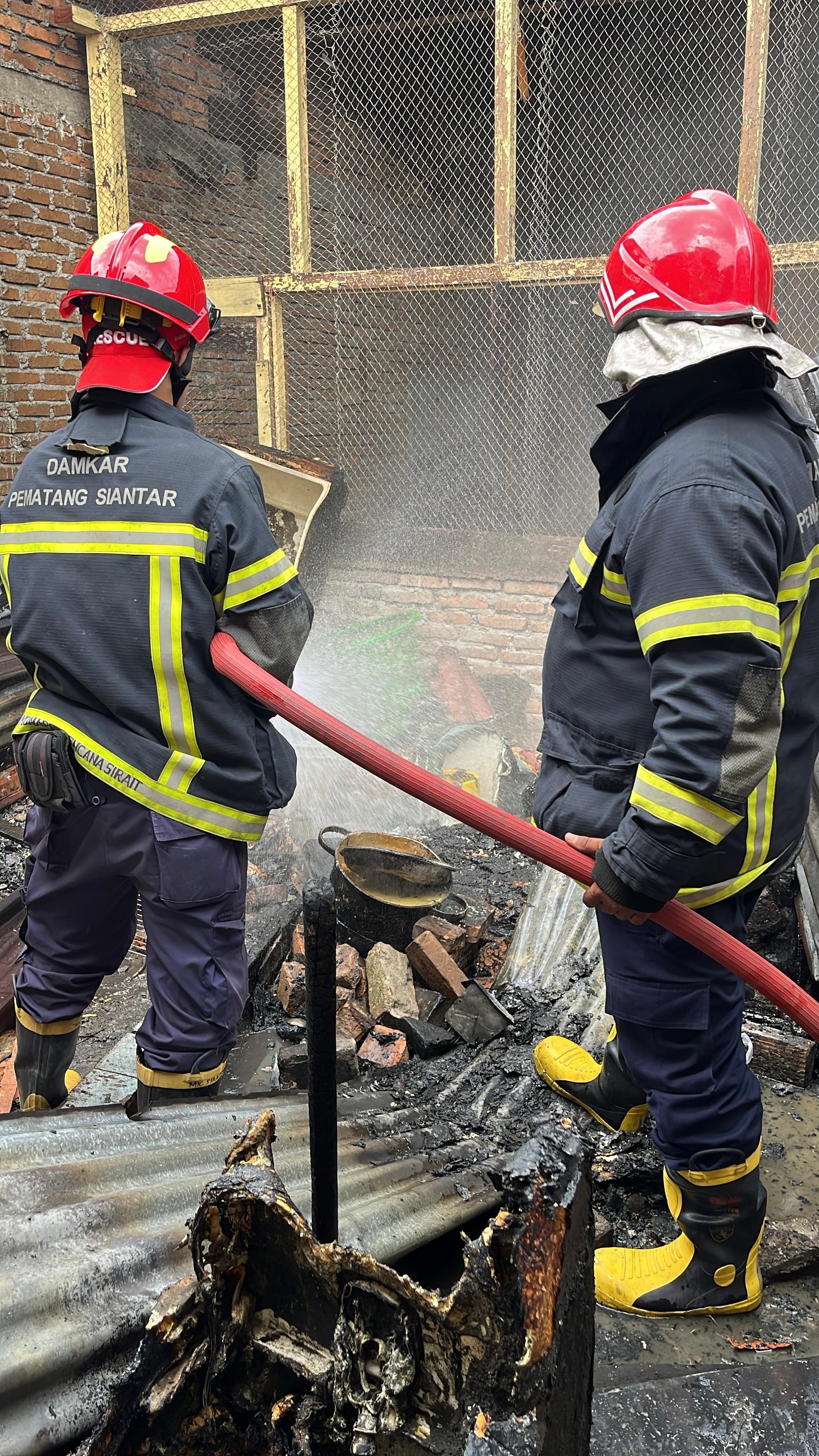 pemadaman kebakaran rumah di   Jl. Pendidikan