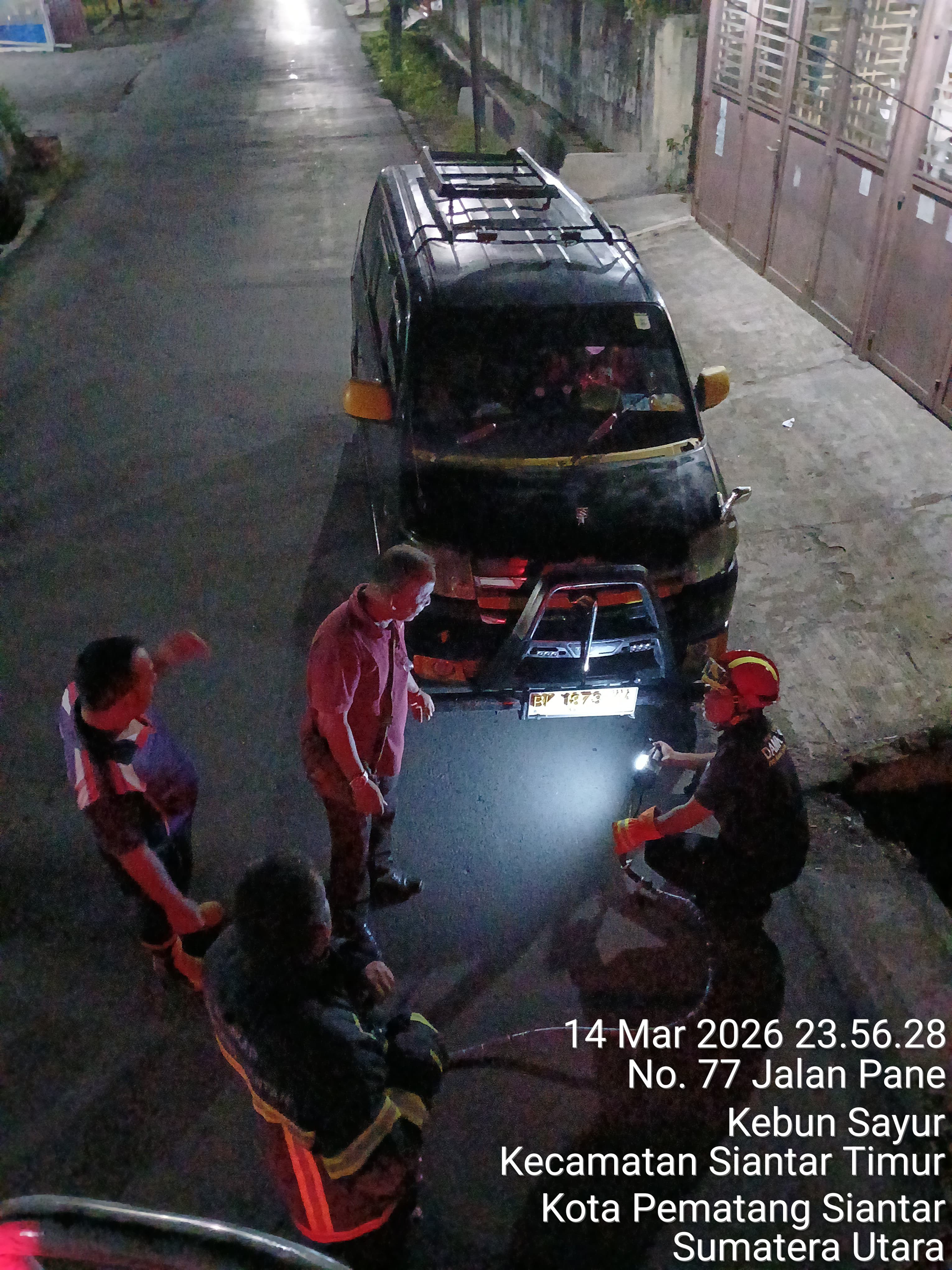 evakuasi mobil warga yang mogok di   Jl. Pane