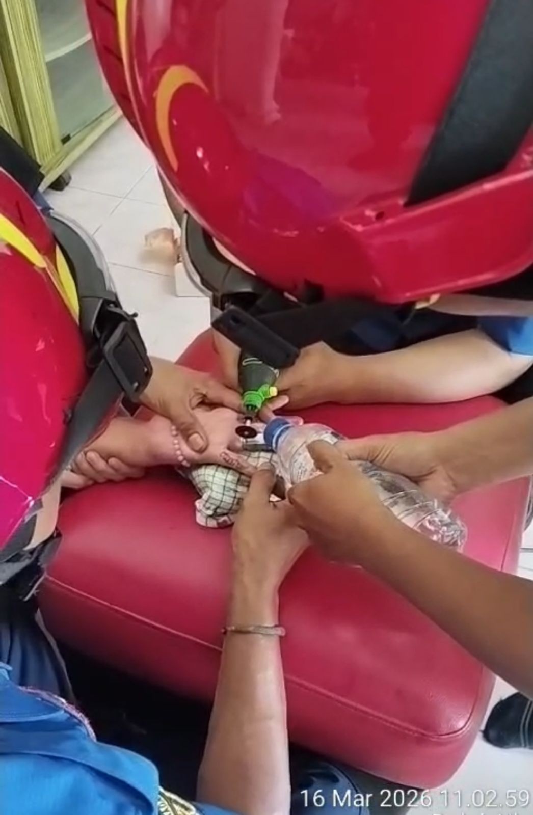 pelepasan cincin dari jari seorang warga yg tidak bisa dilepas.