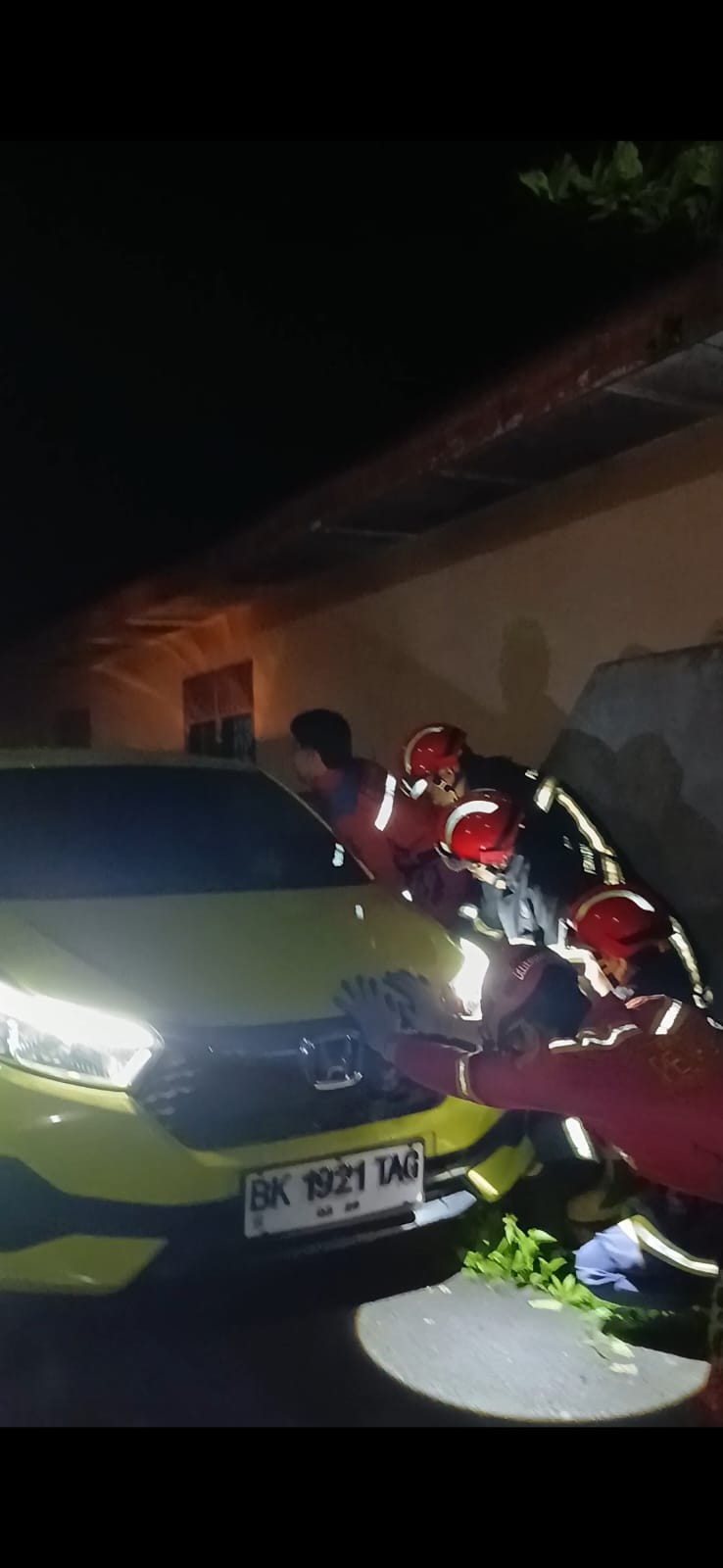 evakuasi mobil yang terperosok di  Gg. Utama No.2 B