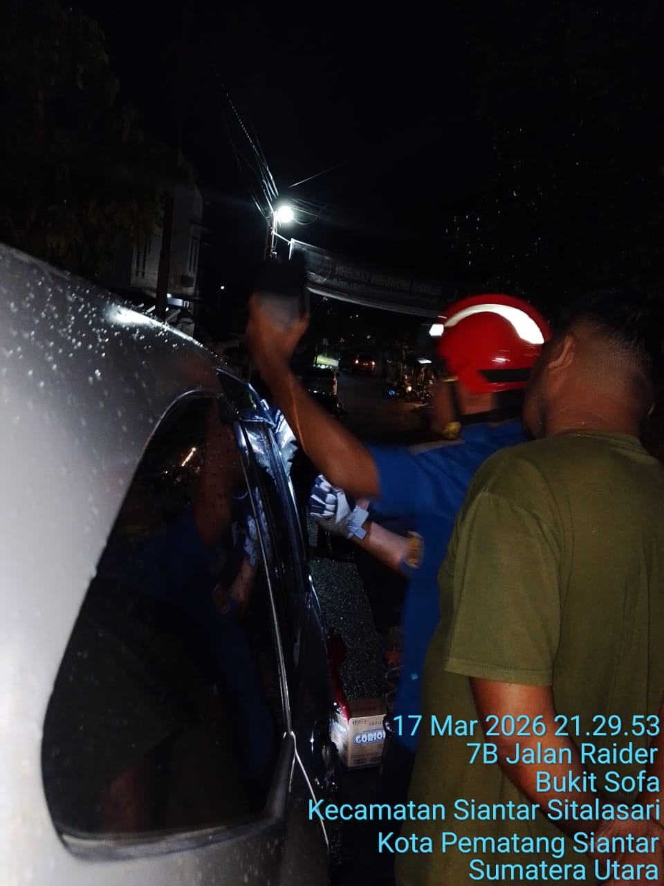 evakuasi kunci mobil yang tertinggal di dalam mobil yang terkunci di   Jl. Raider