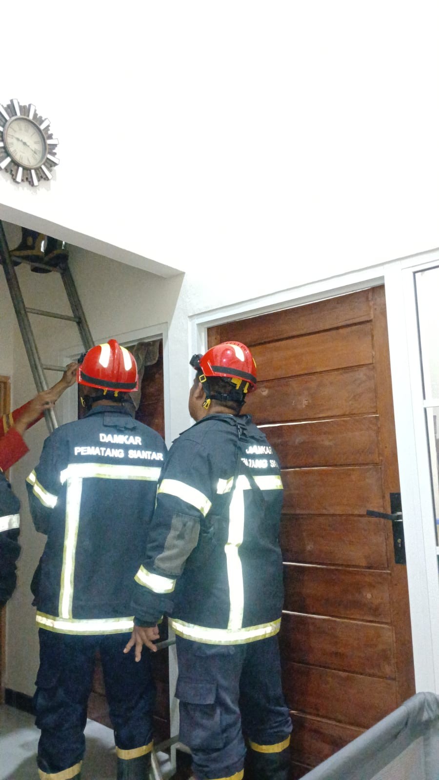 Menerima aduan warga adanya suara getaran di atas plafon rumah  di  Jl. Cornel Simanjuntak 