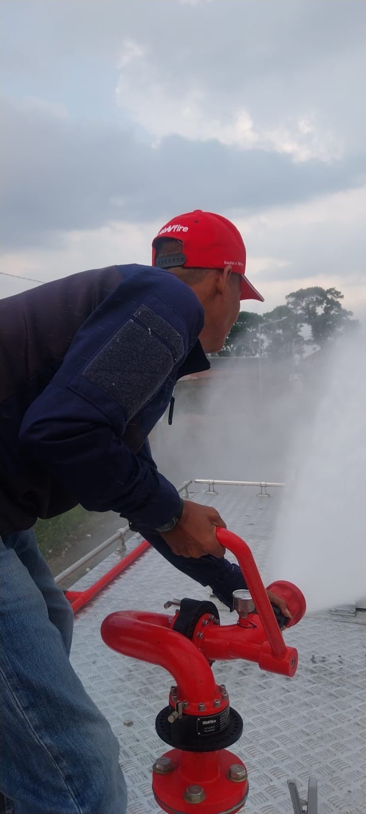 penyiraman jalan berdebu Ring Road  Jl. Parapat