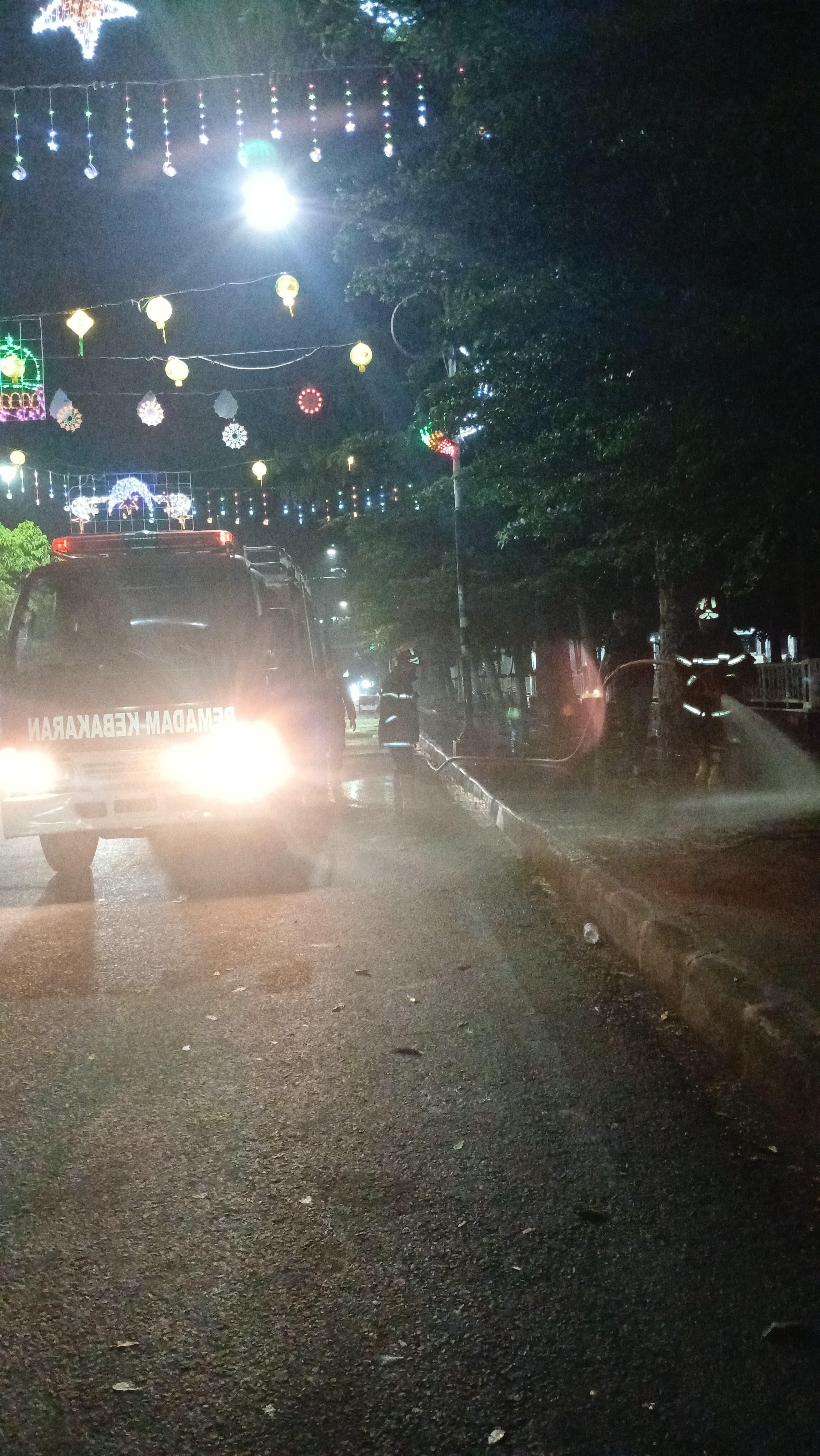 Penyiraman Balai Bolon dan trotoar di seputaran lapangan haji adam malik 