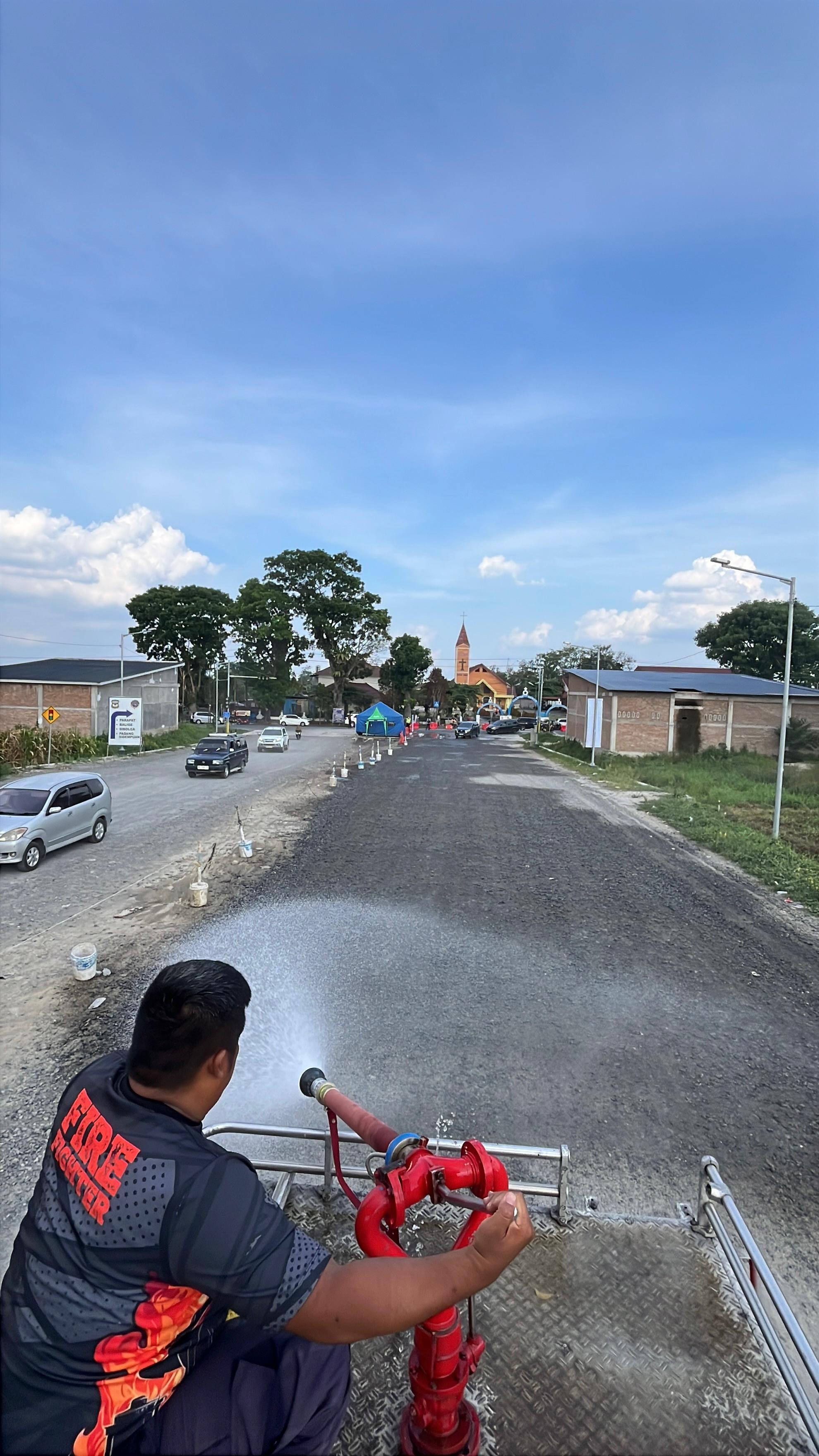 penyiraman jalan berdebu Ring Road  Jl. Parapat