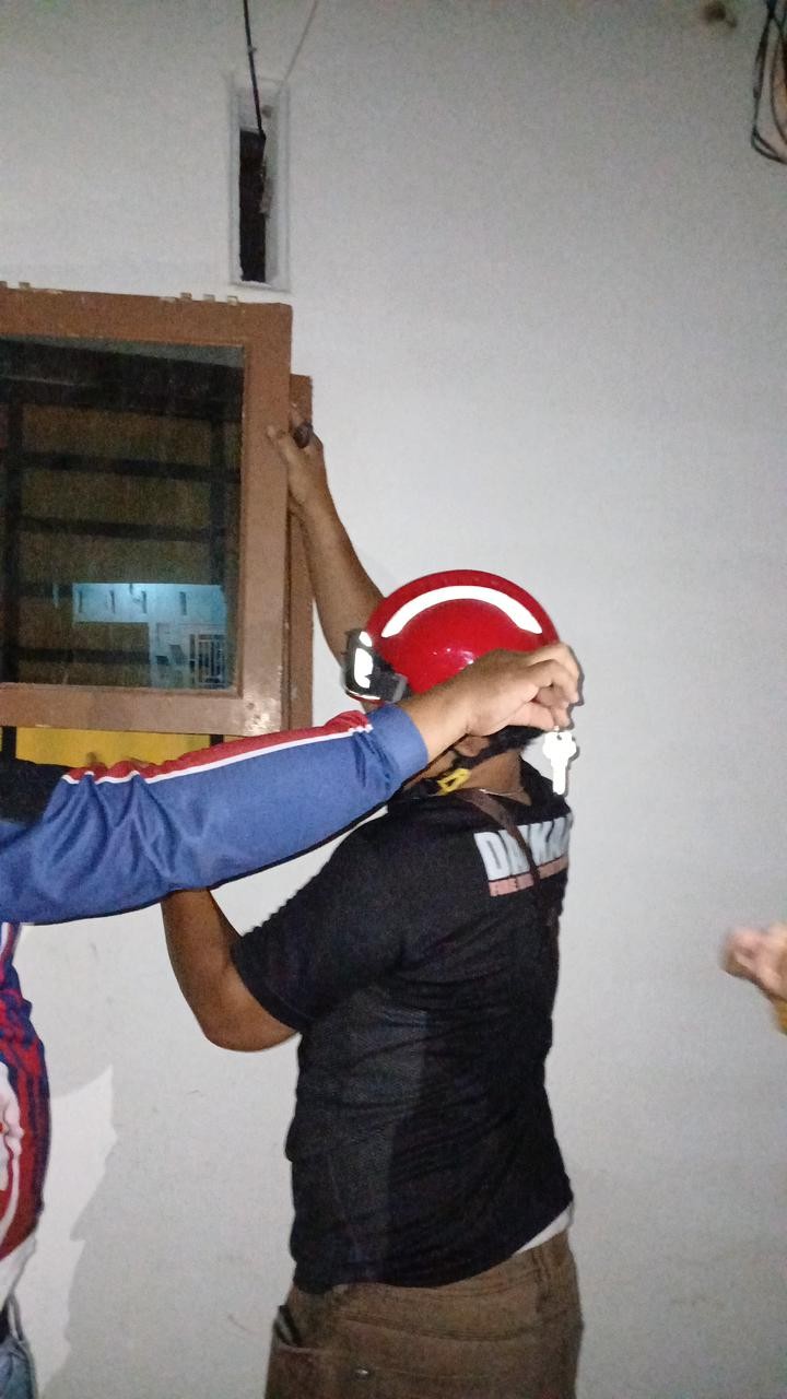 evakuasi kunci rumah yang tertinggal di jendela yang terkunci di   Jl. Sumber Jaya Gg Inpres