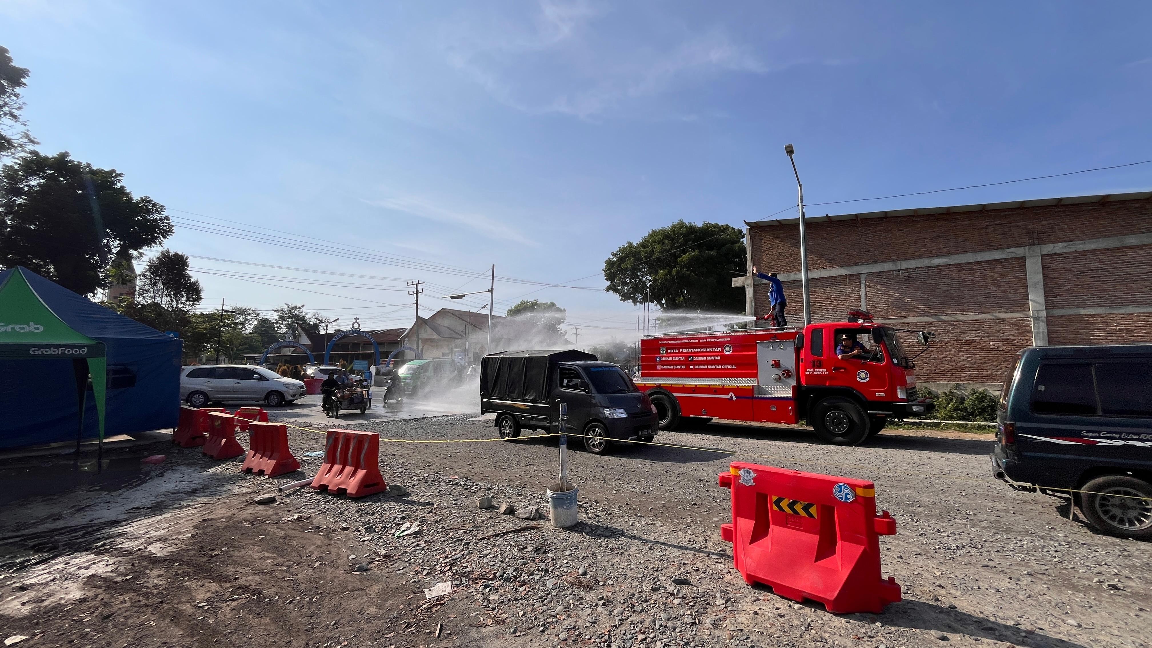 penyiraman jalan berdebu Ring Road  Jl. Parapat