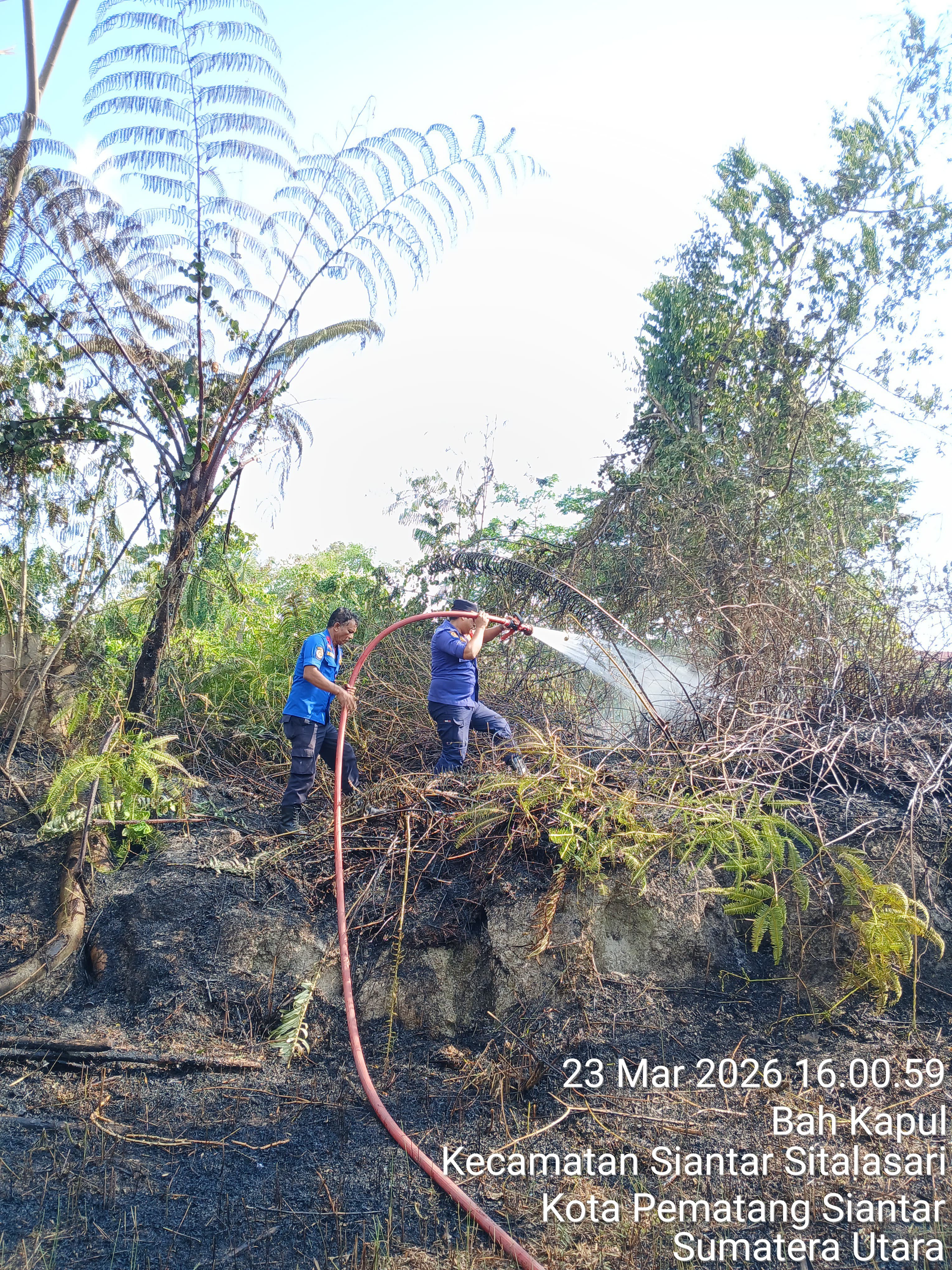 pemadaman kebakaran lahan di   Jl. Handayani