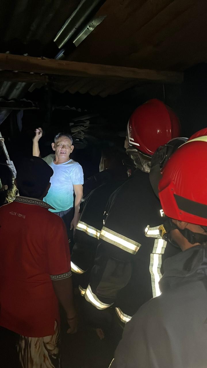 kebakaran kayu bekas di rumah warga  Jl. Pisang Gg Bersama I