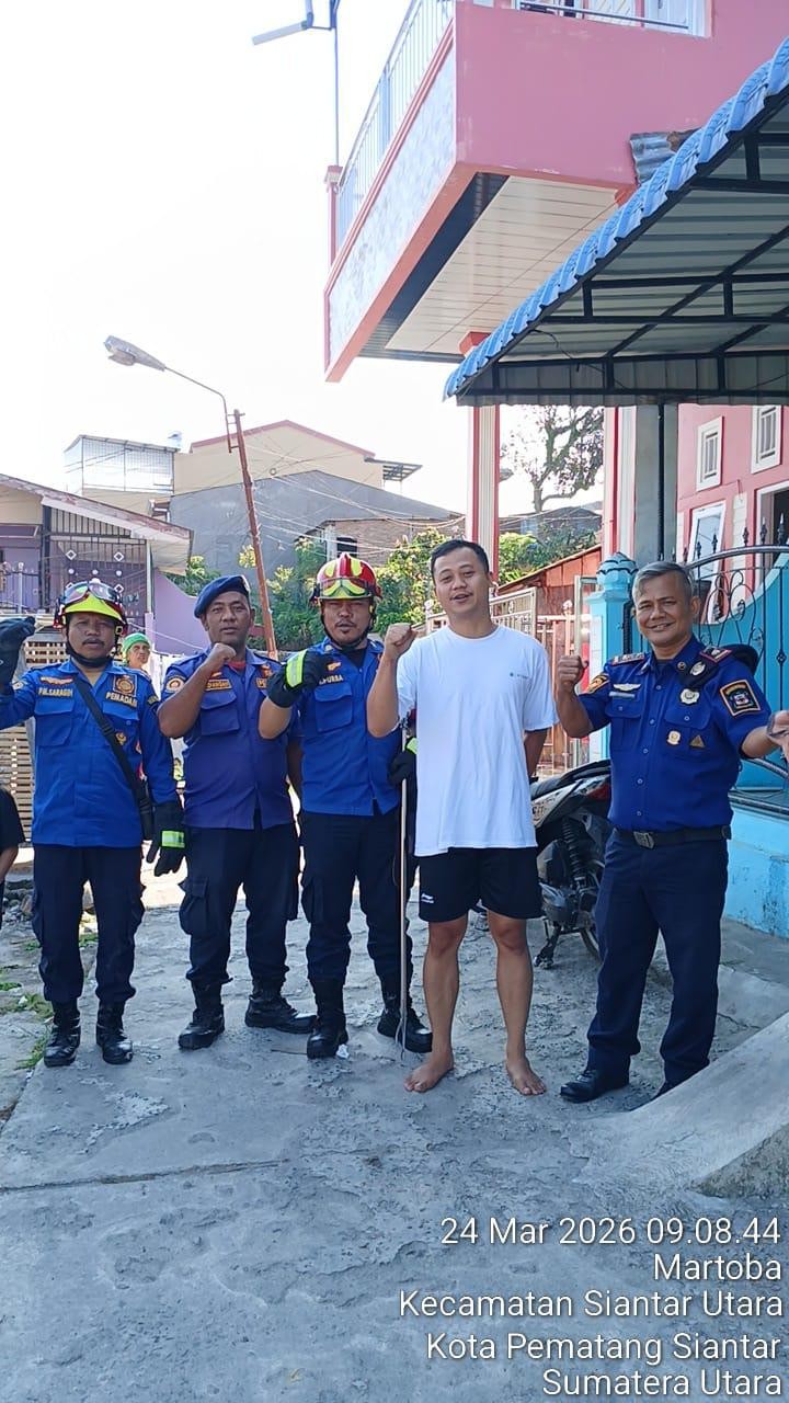 evakuasi seekor ular di   Jl. Singosari Gg Demak