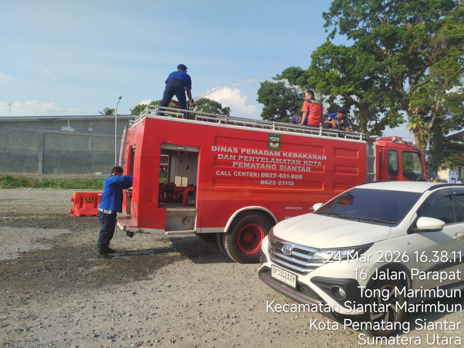 penyiraman jalan berdebu Ring Road  Jl. Parapat