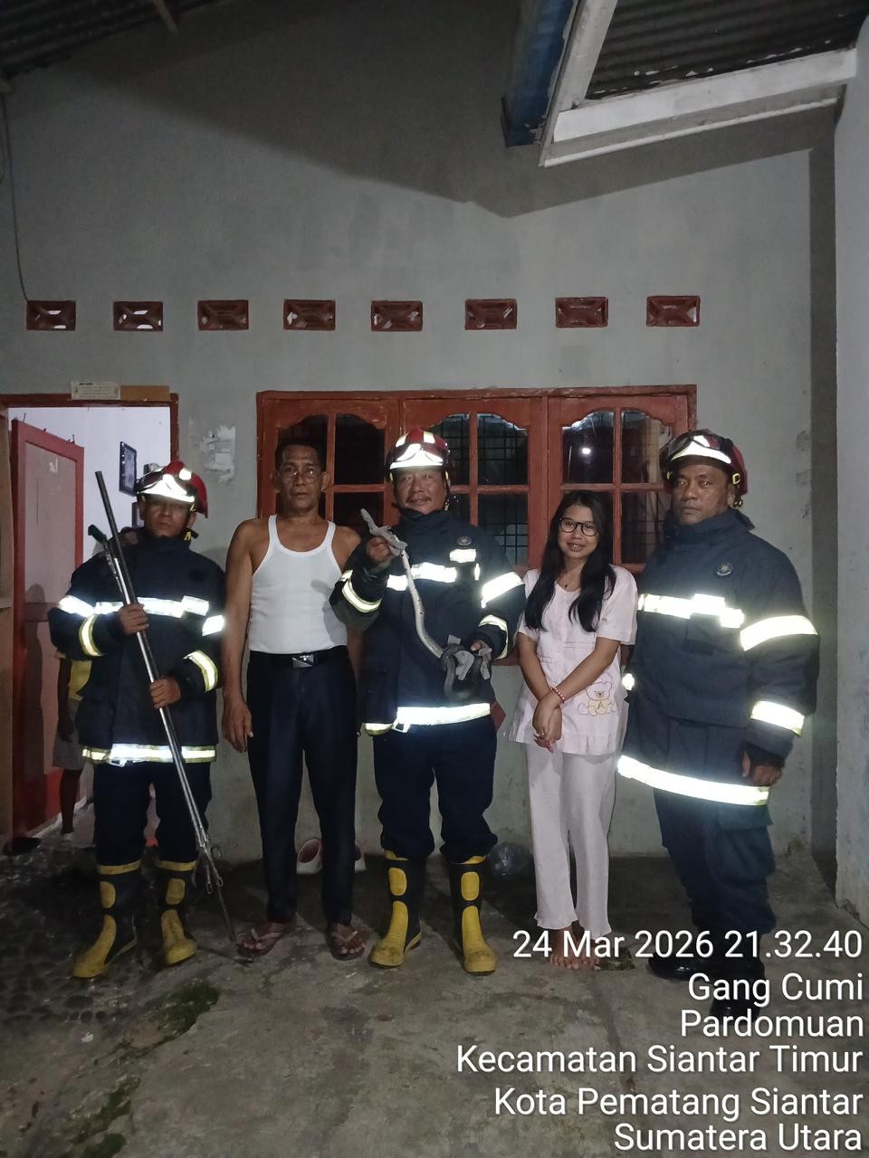 evakuasi seekor ular di   Jl. Patuan Anggi Gg Cumi-cumi