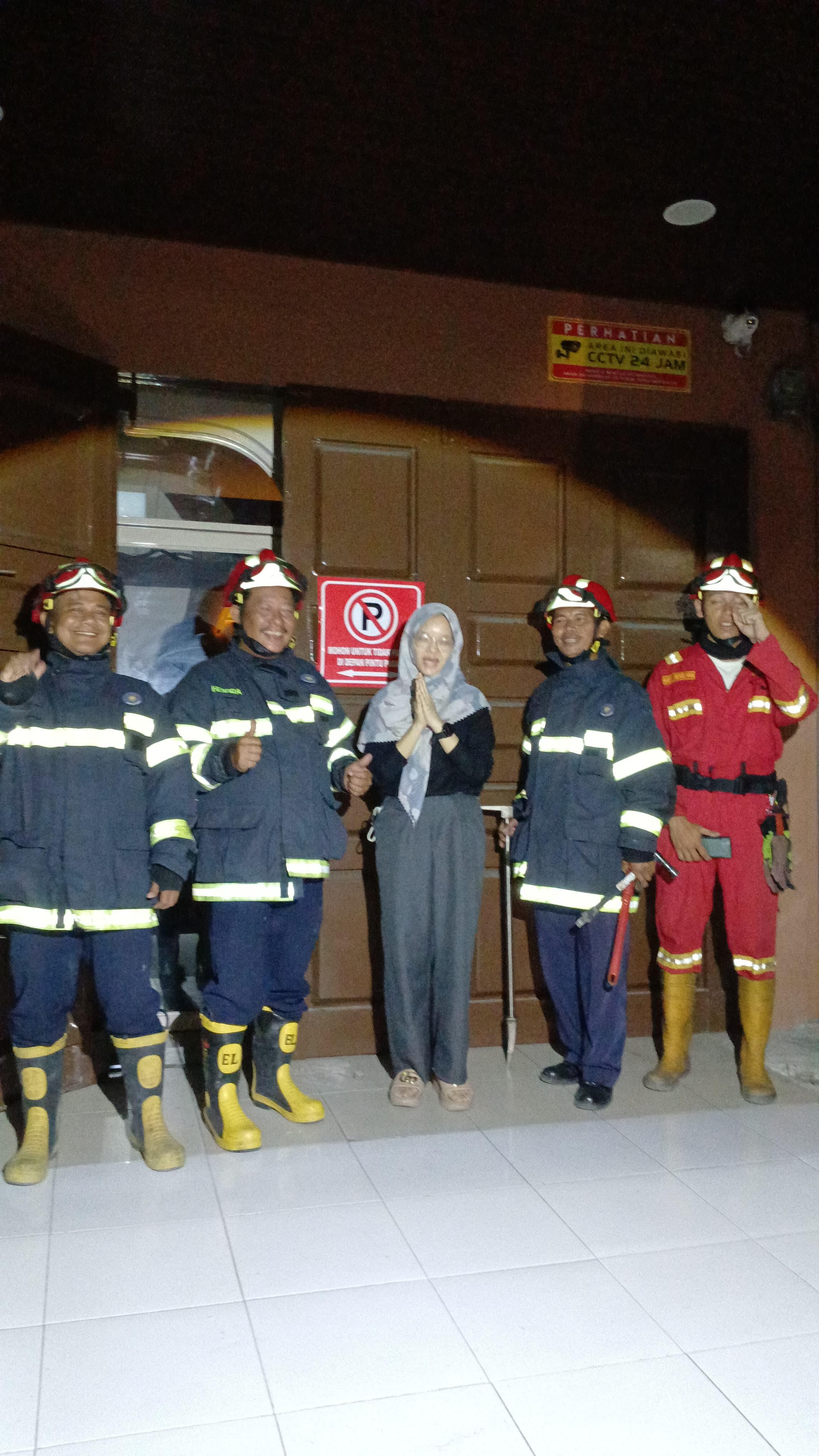 Personil Dinas Pemadam Kebakaran dan Penyelamatan berhasil membuka pintu ruko yang terkunci di  Jl. 