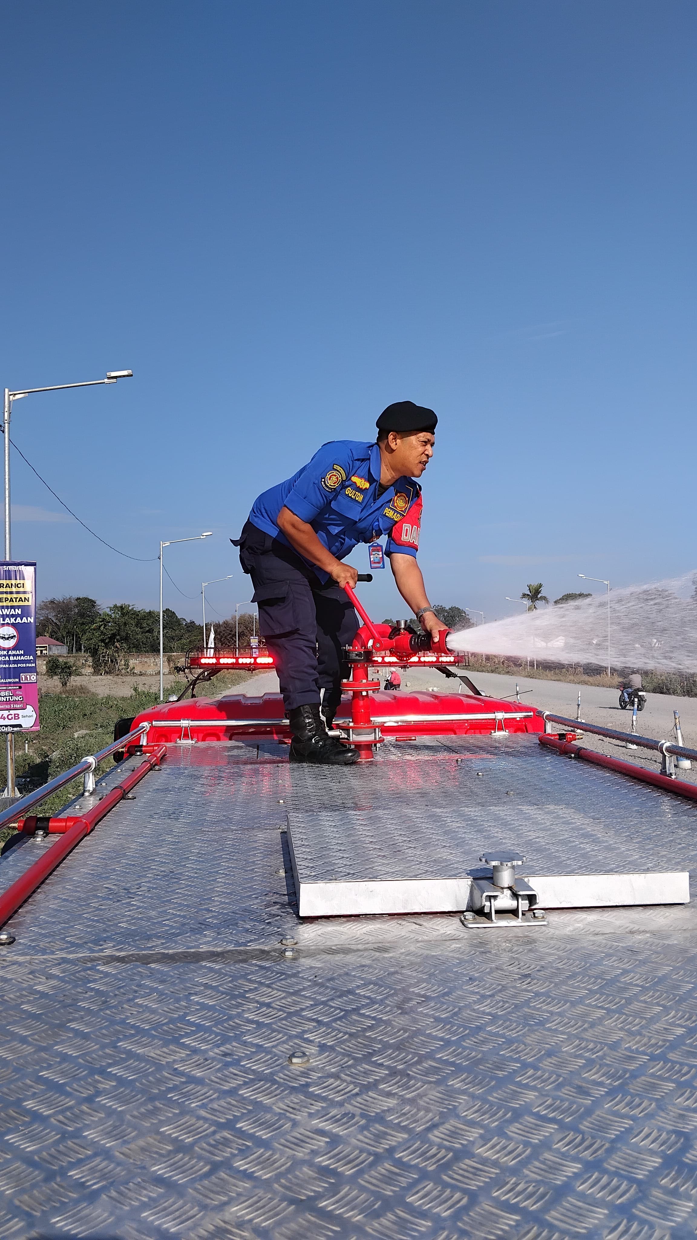 penyiraman jalan berdebu Ring Road  Jl. Parapat