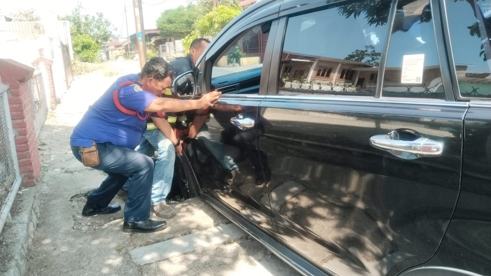 evakuasi mobil yang terperosok di  Jl. Jati