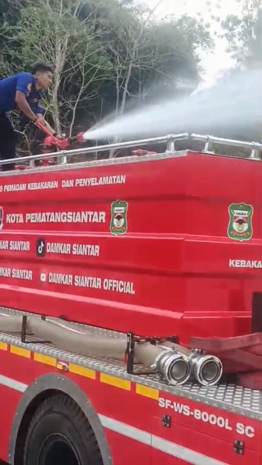 pemadaman kebakaran pohon  di  Jl. Sudirman