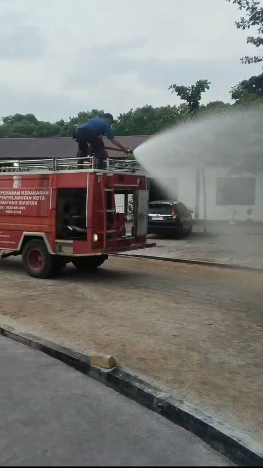 penyiraman lapangan olahraga yang berdebu  Korem 022/Pantai Timur  Jl. Asahan