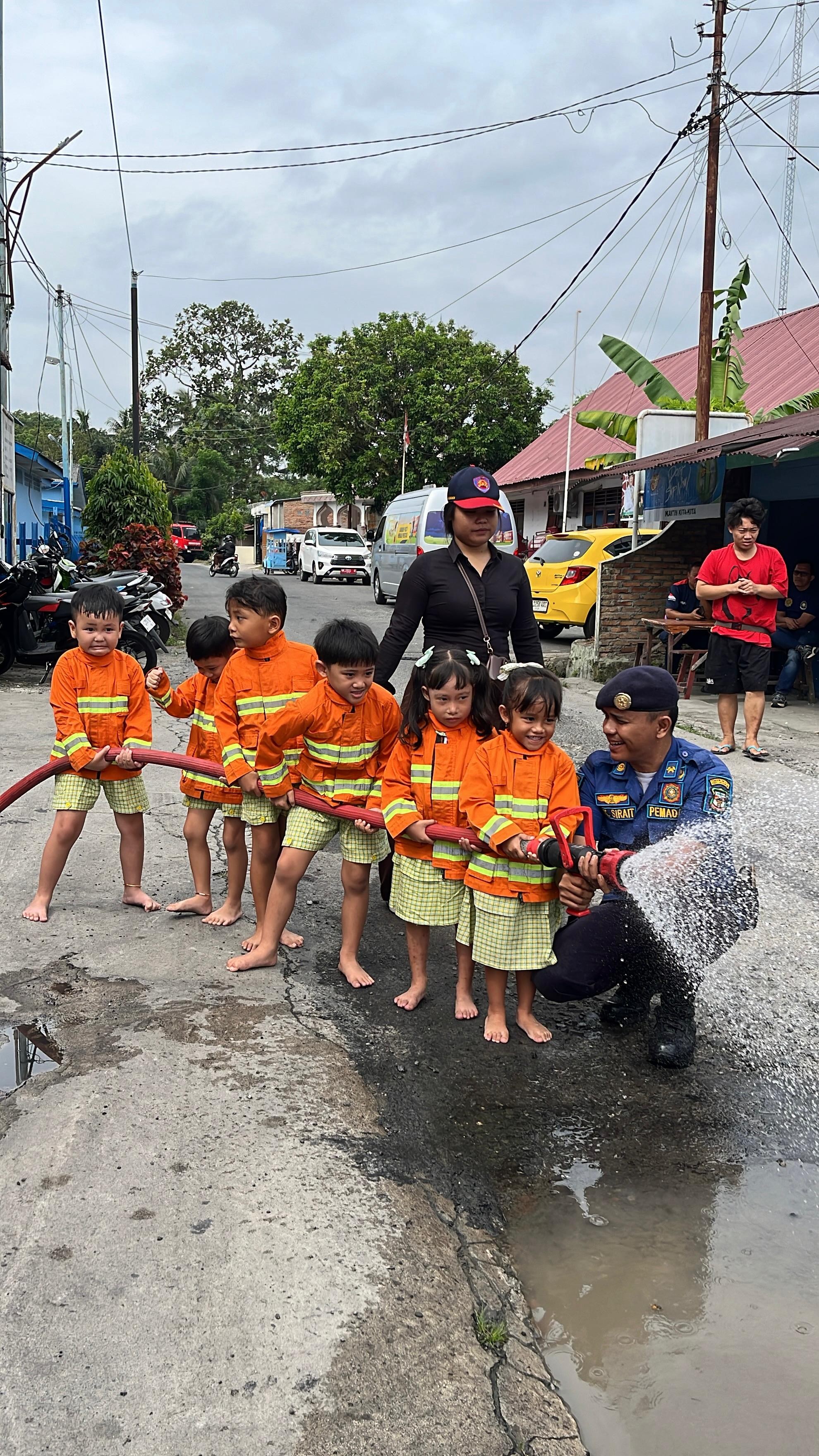 Edukasi dan Pengenalan Profesi Pemadam Kebakaran Kepada TK Plus Pride.