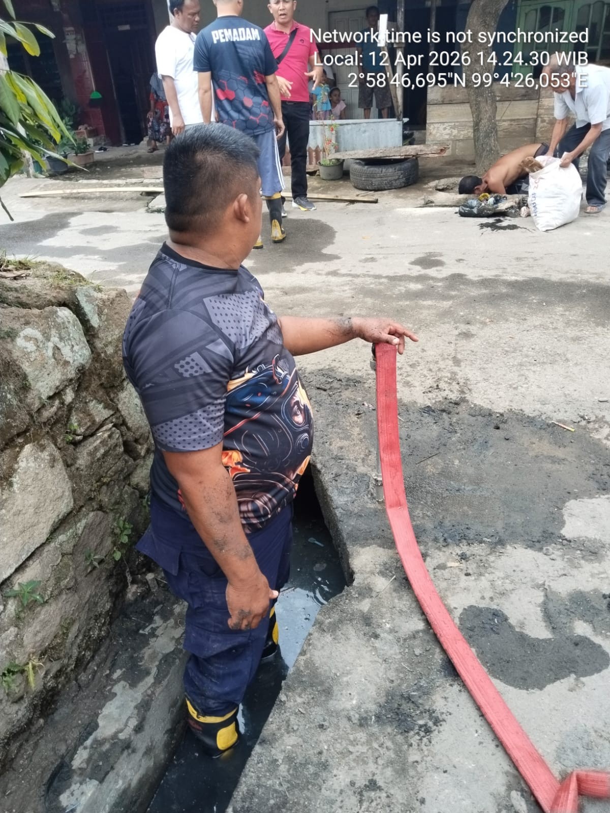 penyemprotan parit yang sumbat di  Jl. Garuda Sidomulyo