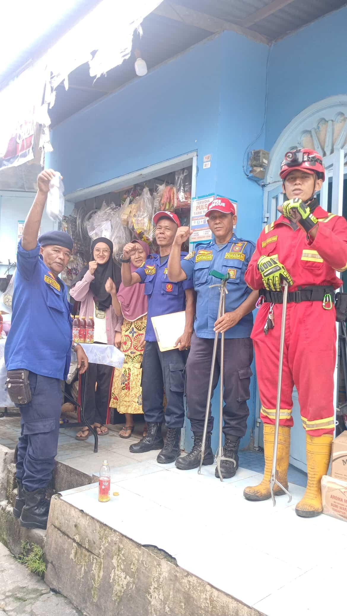 evakuasi ular di rumah warga  Jl. Rakutta Sembiring