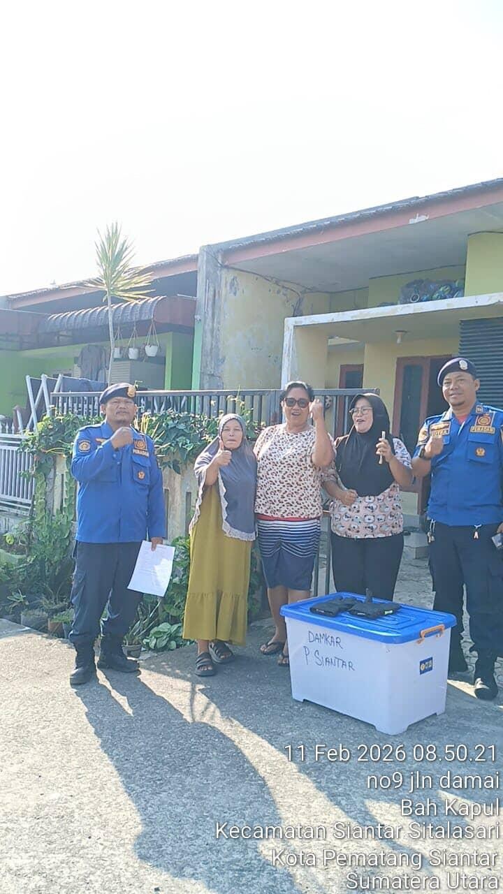 evakuasi seekor ular di  Jl. Bersama Gg Damai