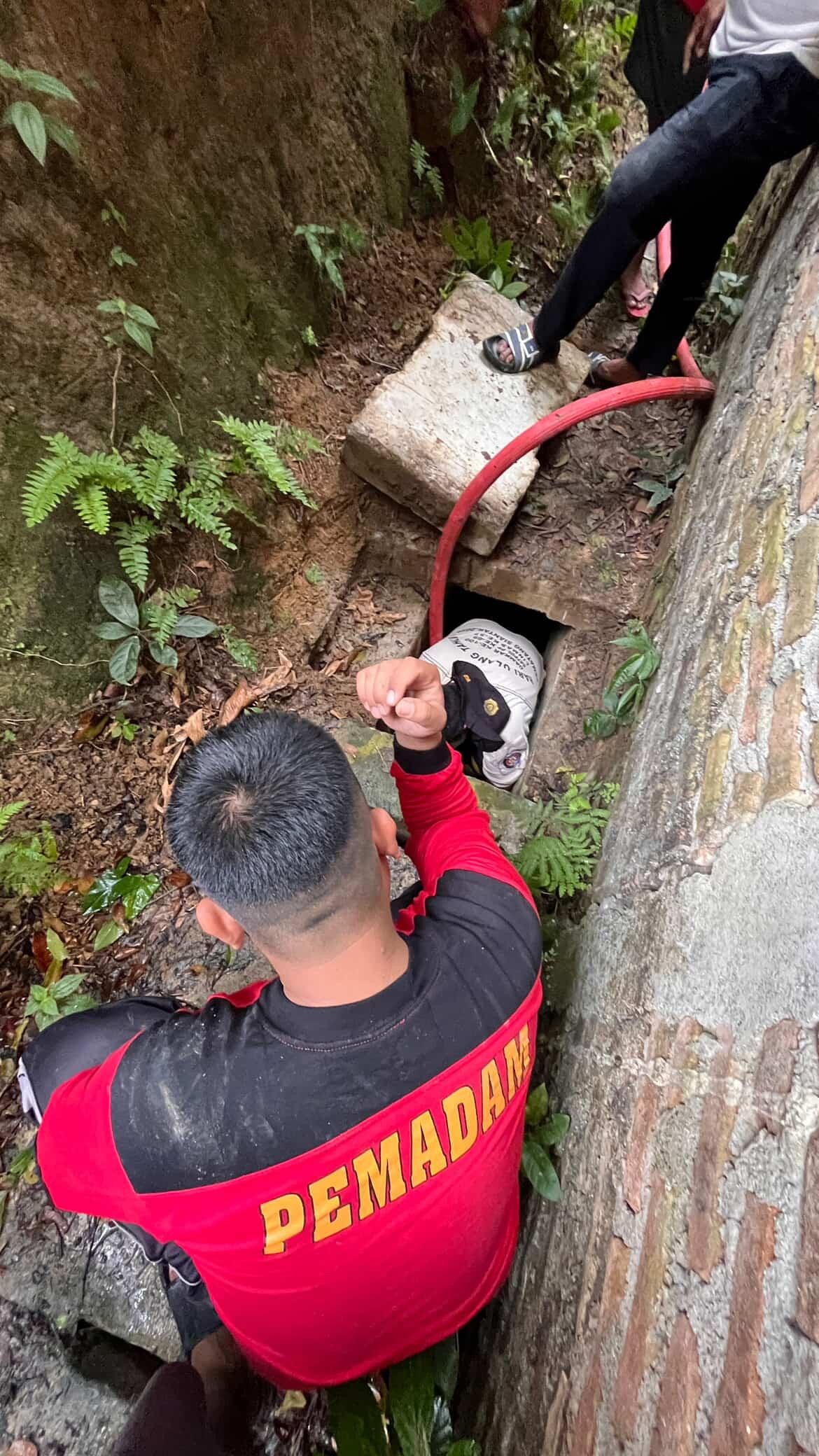 penyemprotan parit sumbat di  Jl. Sumber Jaya II Gg Sawit