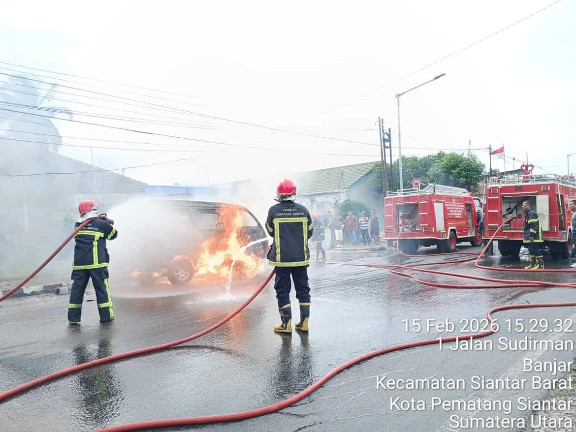 pemadaman kebakaran sebuah minibus di  Jl. Sudirman