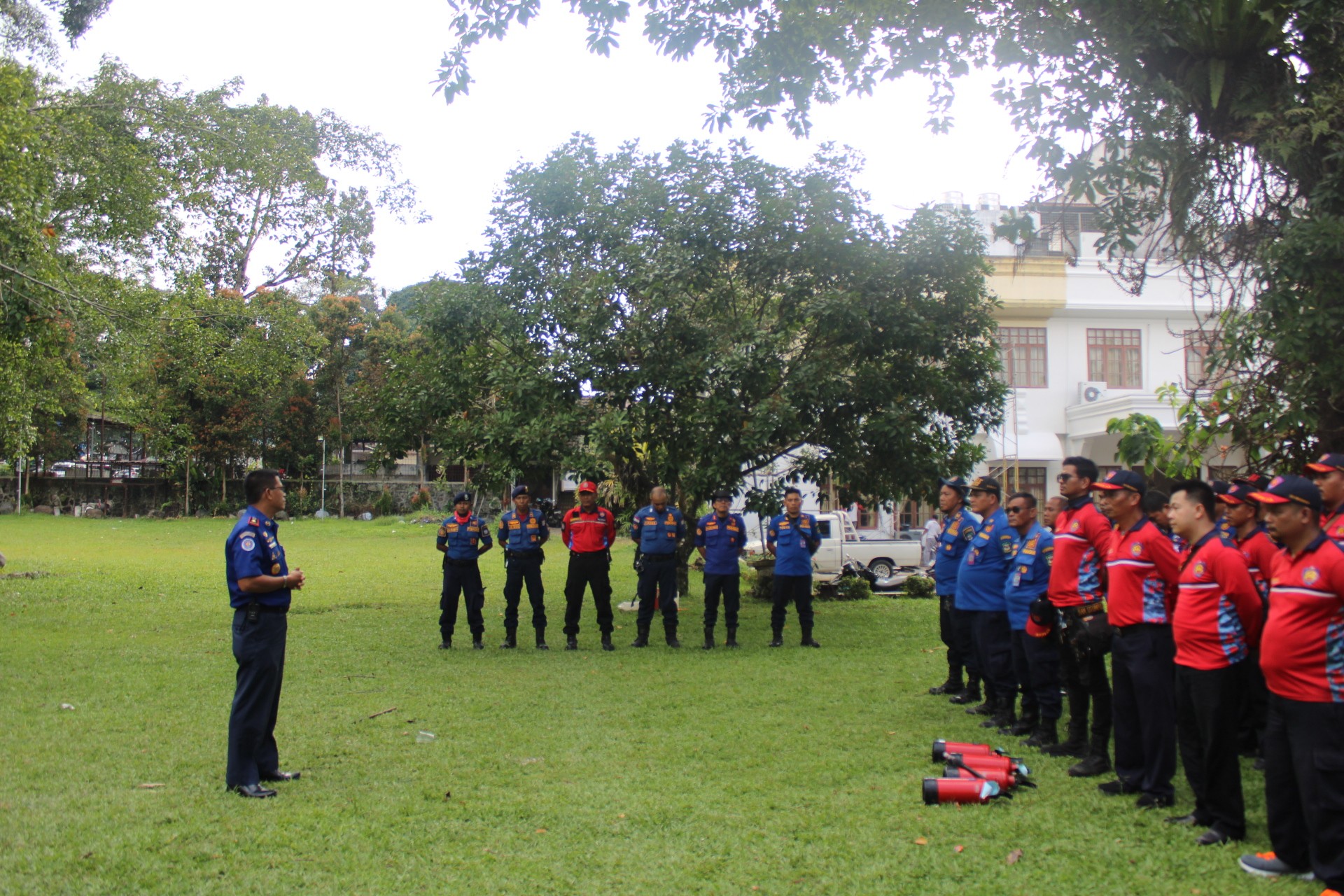 Personil Dinas Pemadam Kebakaran dan Penyelamatan melaksanakan kegiatan pembinaan relawan pemadam ke