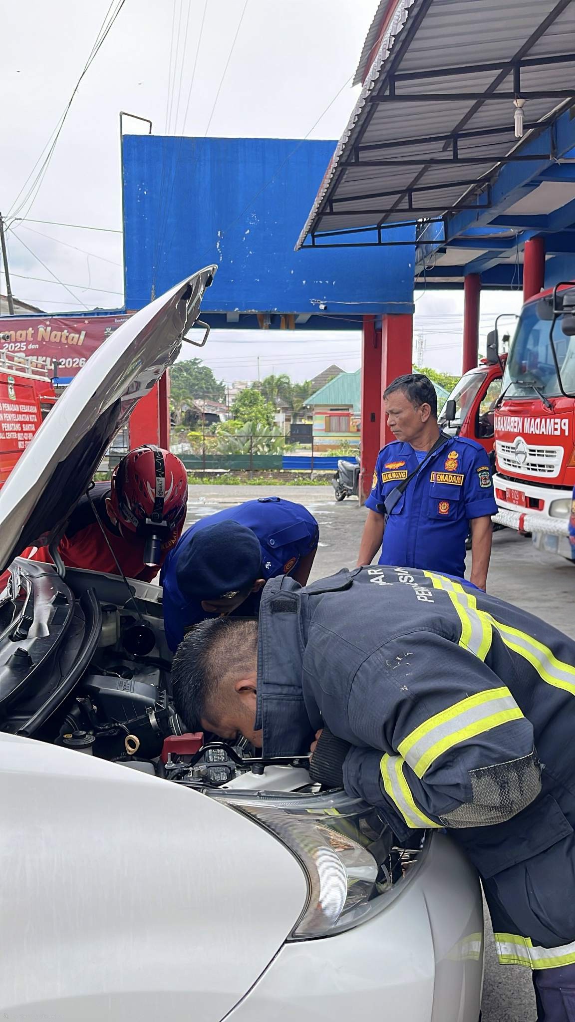 evakuasi kucing yang terjebak di kap atau mesin mobil di Kantor Damkar Siantar  Jl. Tarutung no.10
